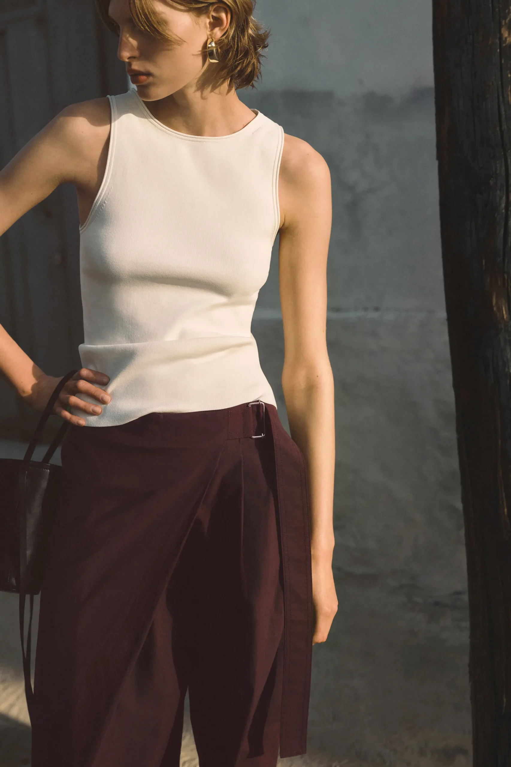 Clearance COS BAWEŁNIANE SPODNIE CAPRI Z KOPERTOWYM PRZODEM