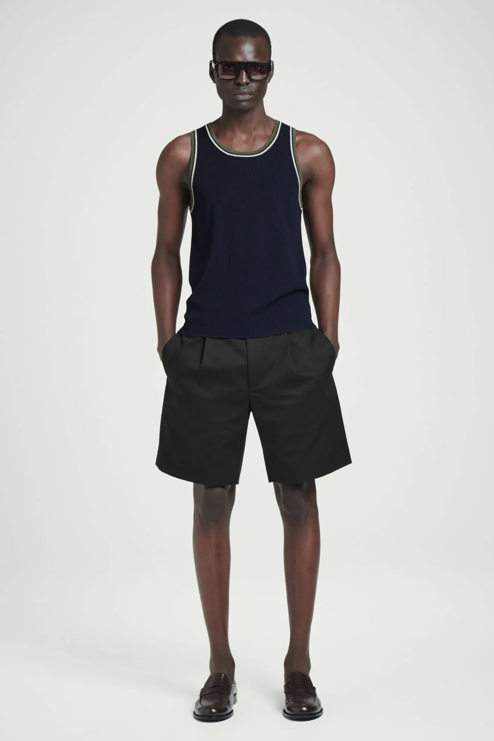 Outlet COS BAWEŁNIANE SZORTY CHINO Czarny