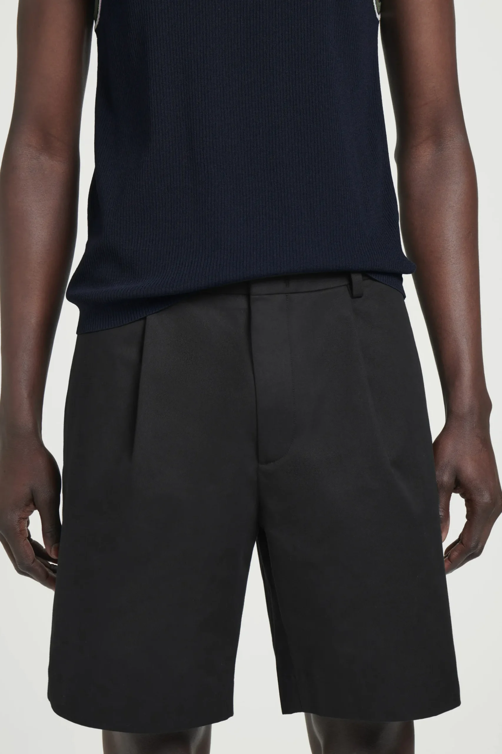 Outlet COS BAWEŁNIANE SZORTY CHINO Czarny