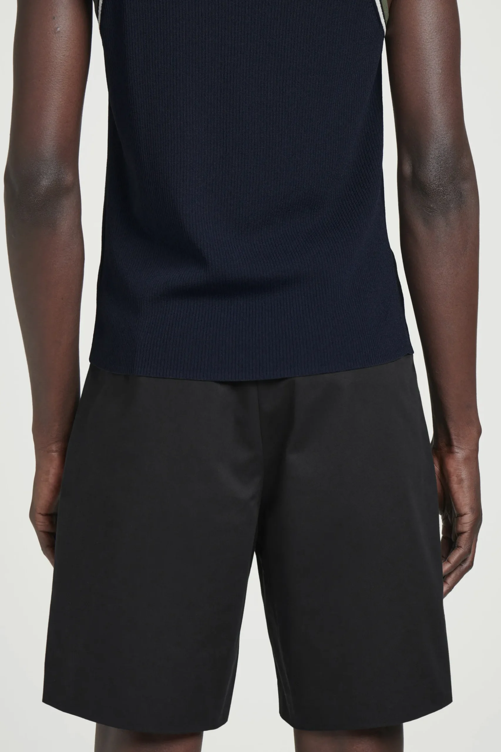 Outlet COS BAWEŁNIANE SZORTY CHINO Czarny