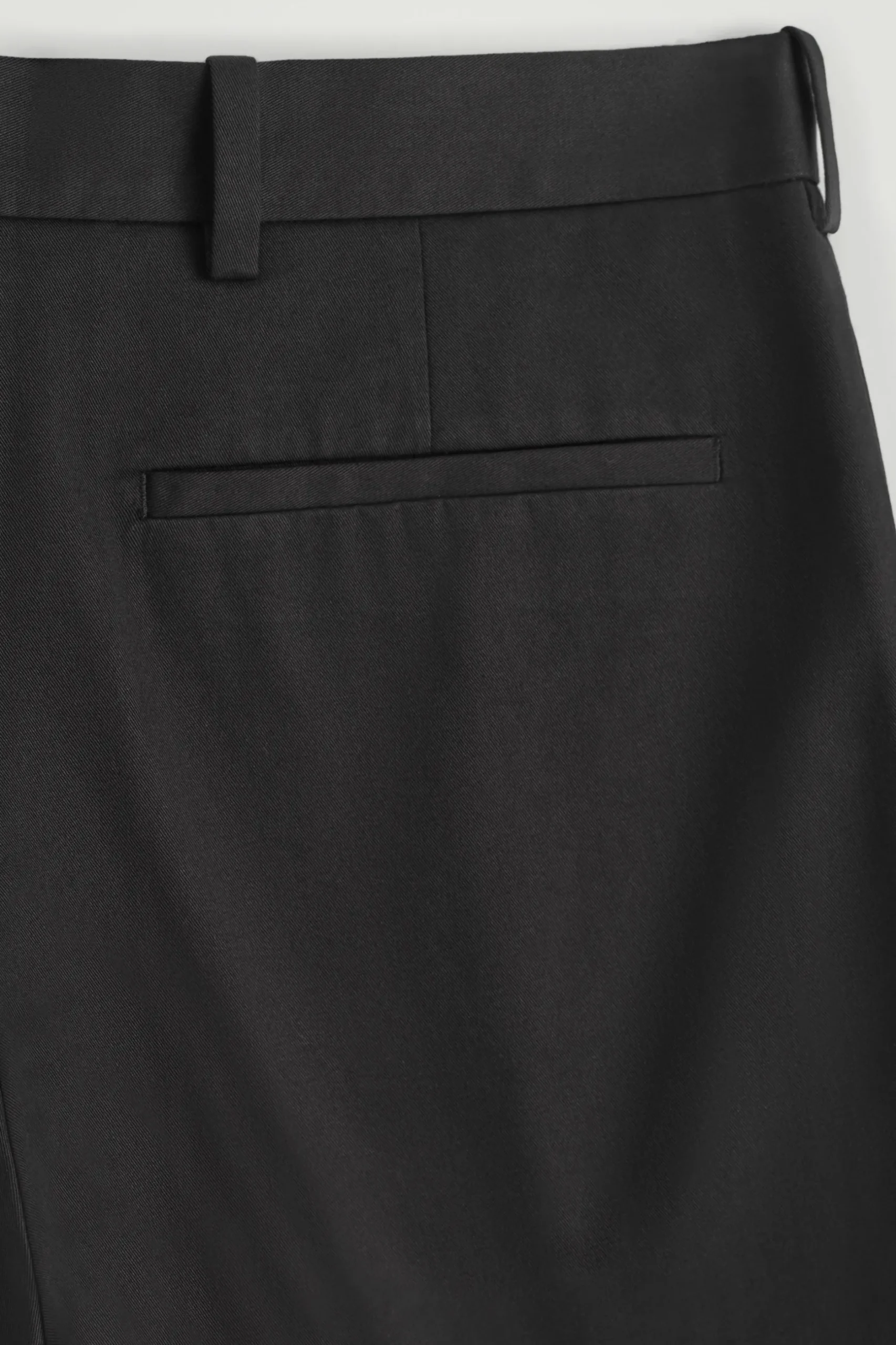 Outlet COS BAWEŁNIANE SZORTY CHINO Czarny