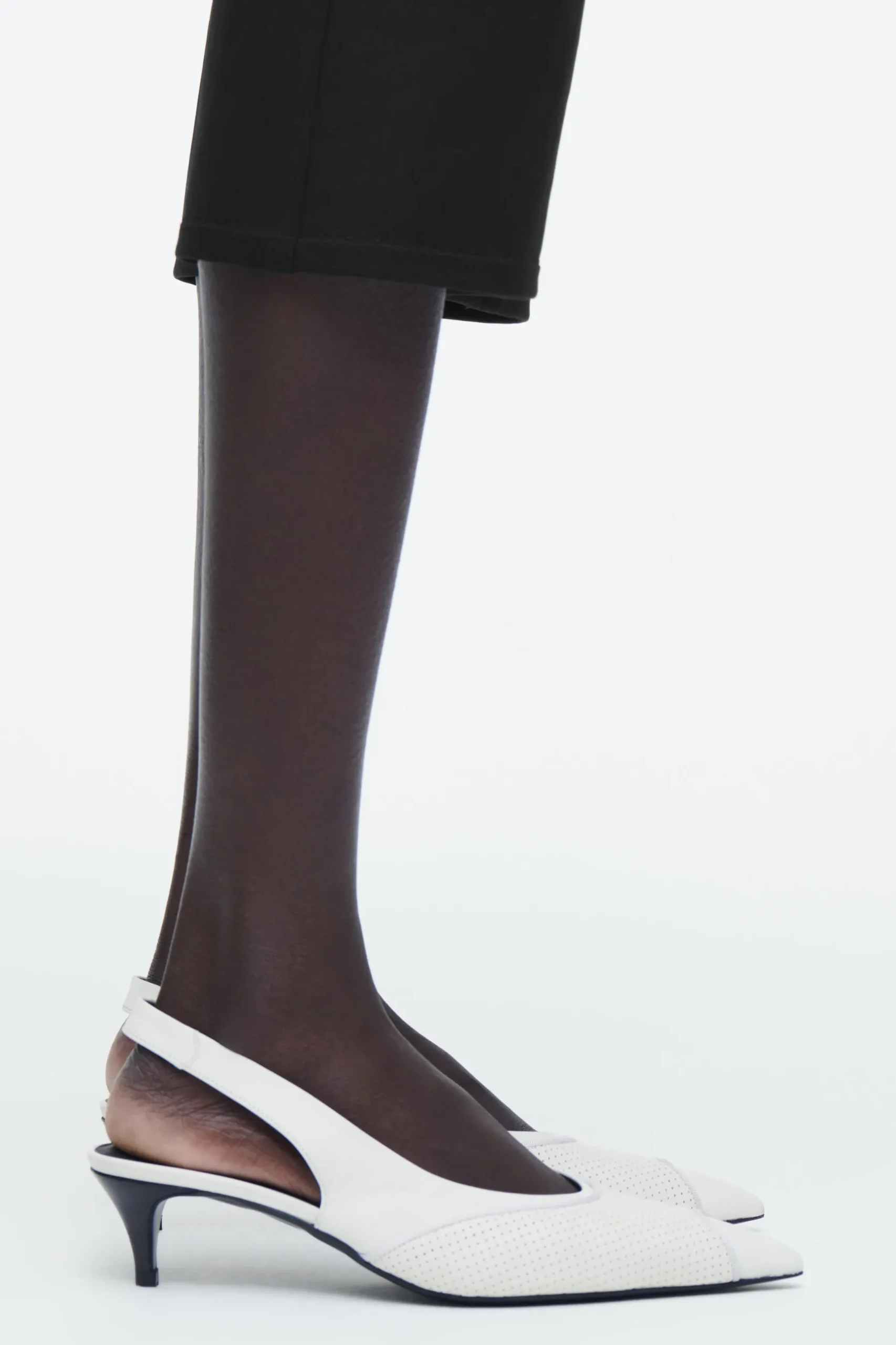 New COS BUTY NA OBCASIE Z PERFOROWANEJ SKÓRY Biały
