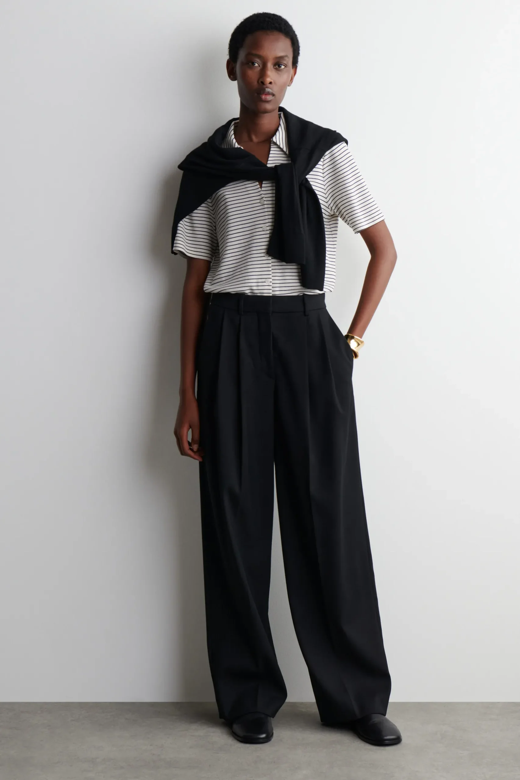 Fashion COS DŻERSEJOWA KOSZULA Z OTWARTYM DEKOLTEM