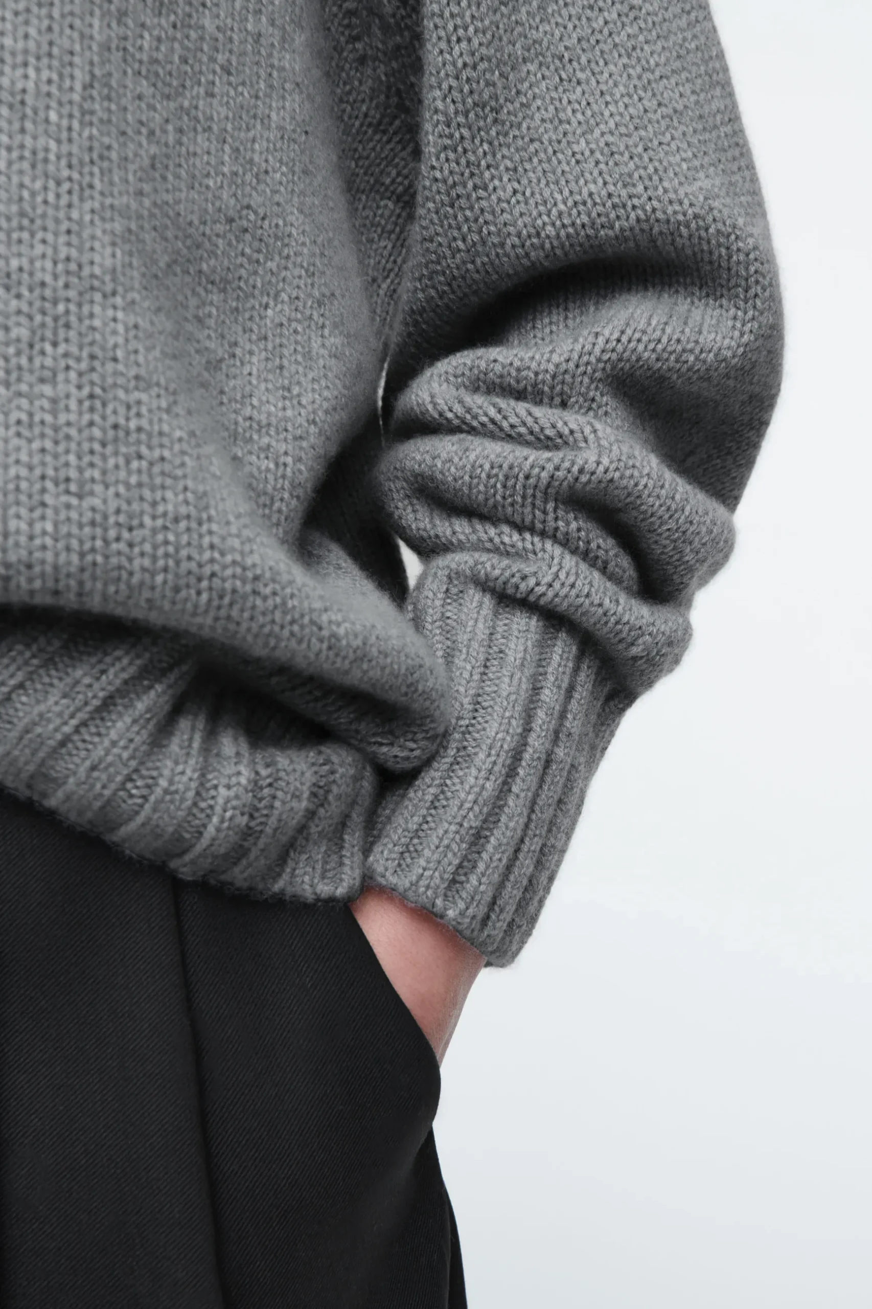 Best COS GRUBY SWETER Z CZYSTEGO KASZMIRU