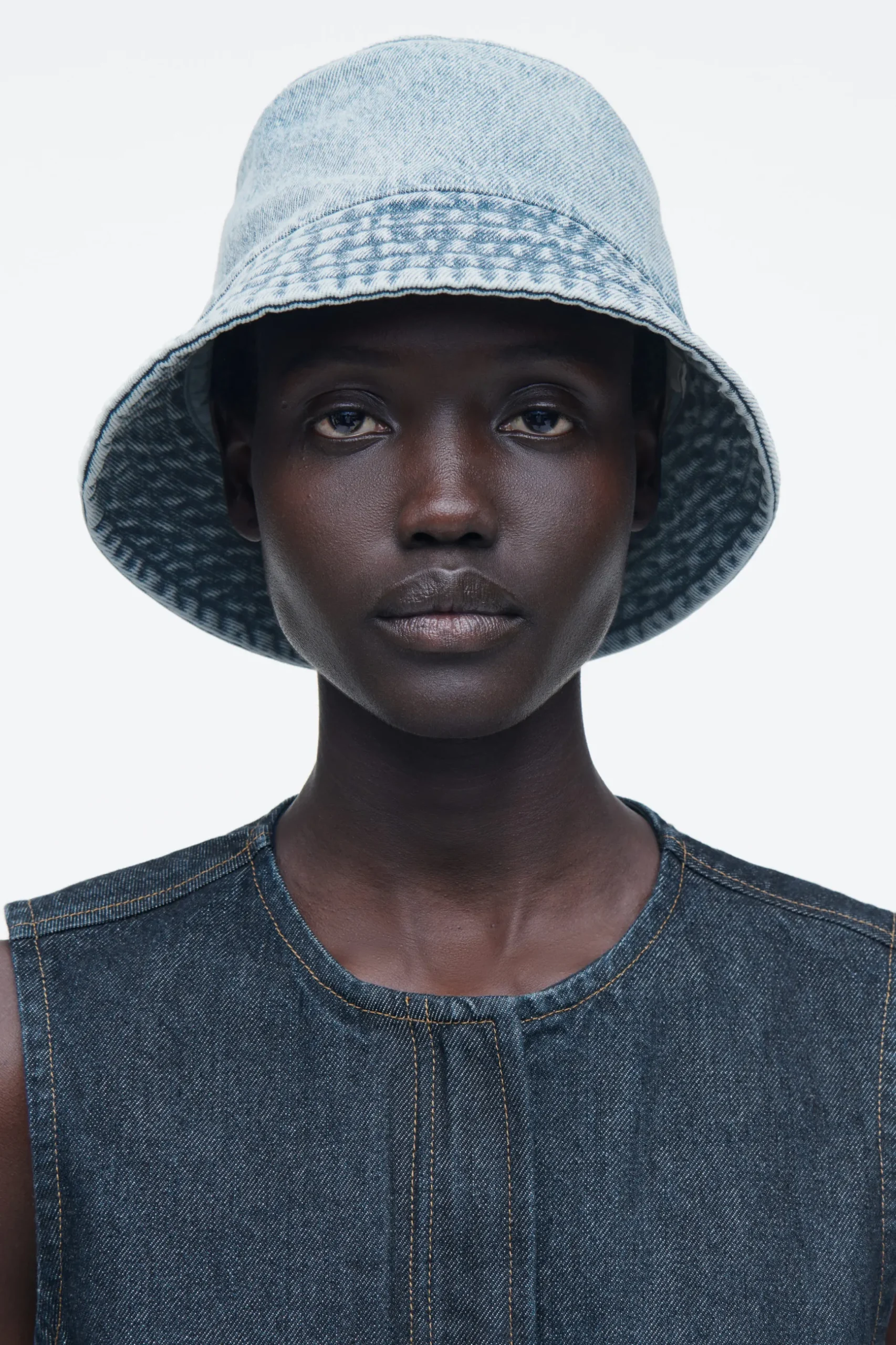 Outlet COS JEANSOWY KAPELUSZ TYPU BUCKET Jasnoniebieski