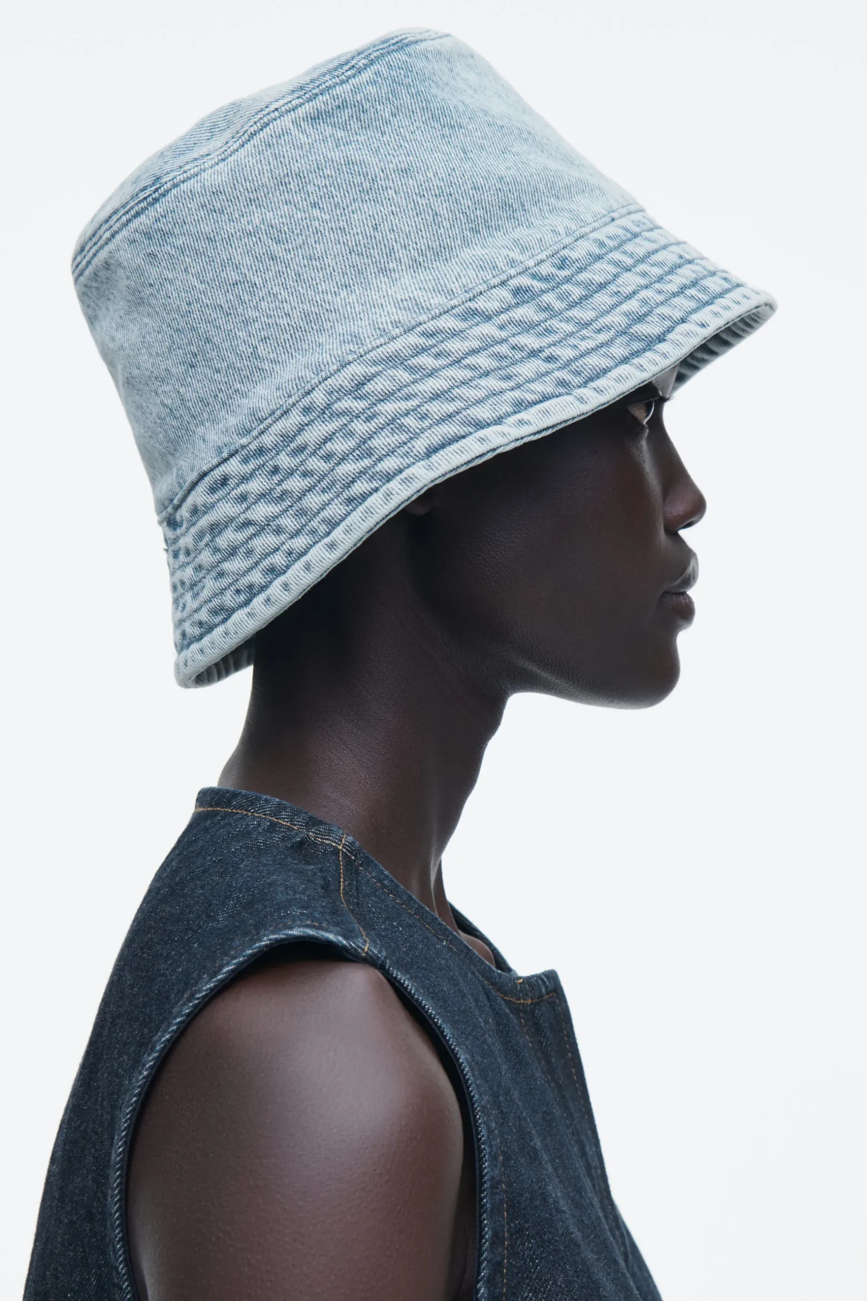Outlet COS JEANSOWY KAPELUSZ TYPU BUCKET Jasnoniebieski