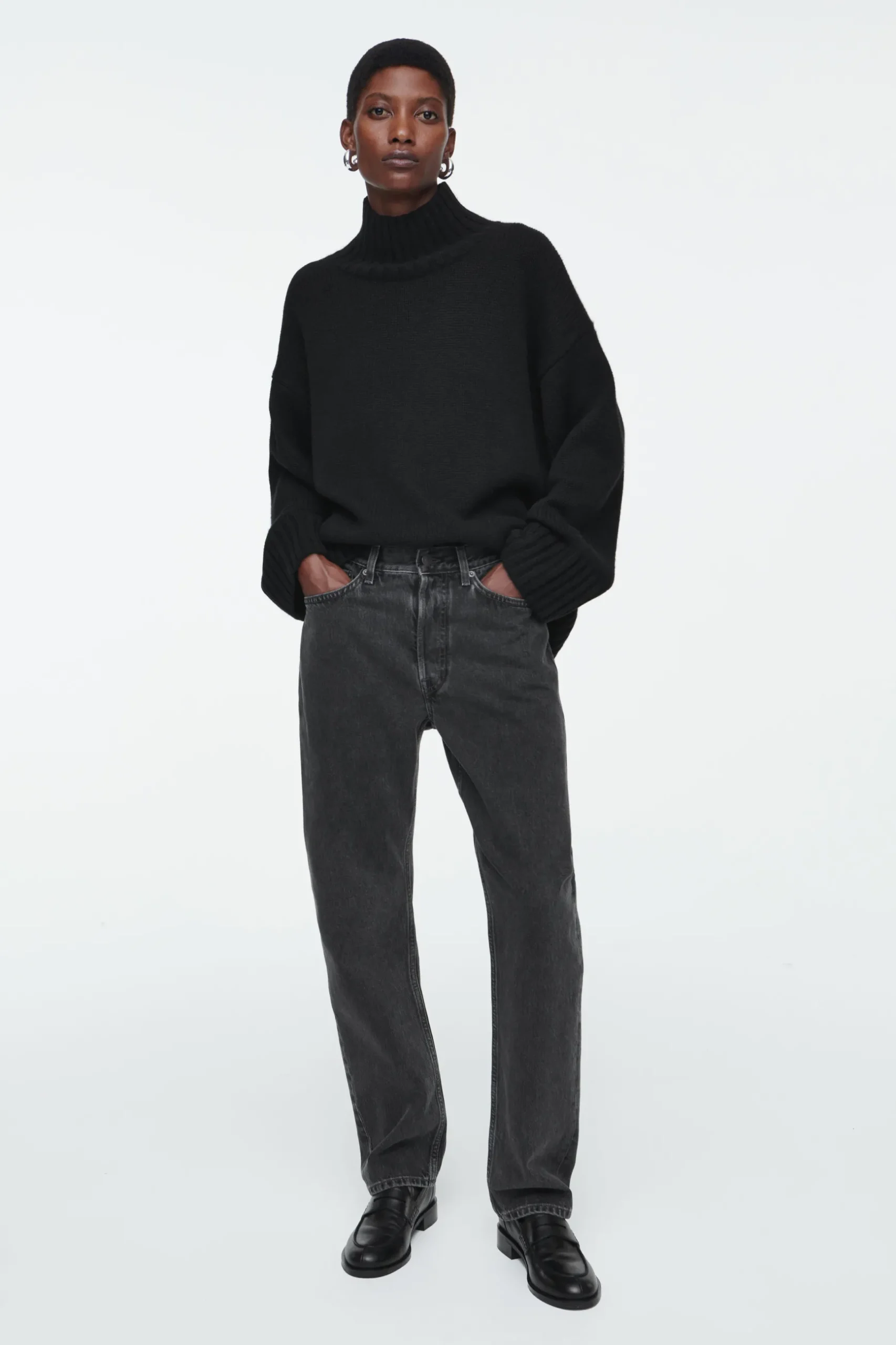 Outlet COS JEANSY „SHIFT” Z PROSTYMI NOGAWKAMI