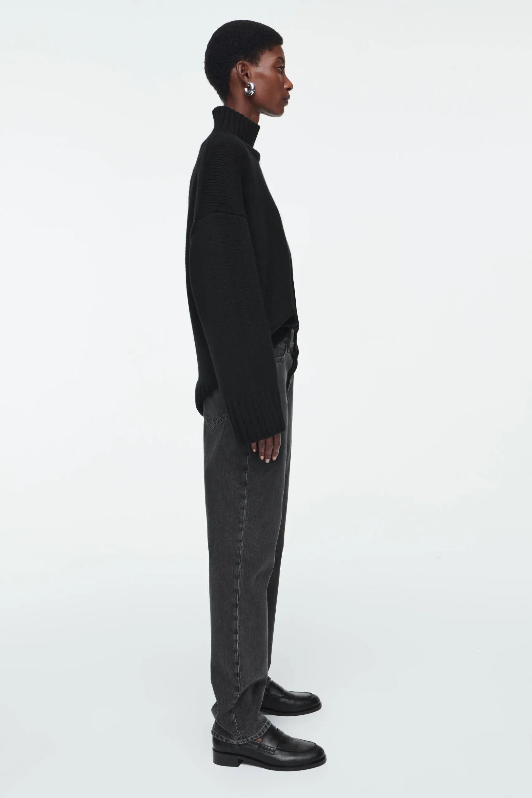 Outlet COS JEANSY „SHIFT” Z PROSTYMI NOGAWKAMI