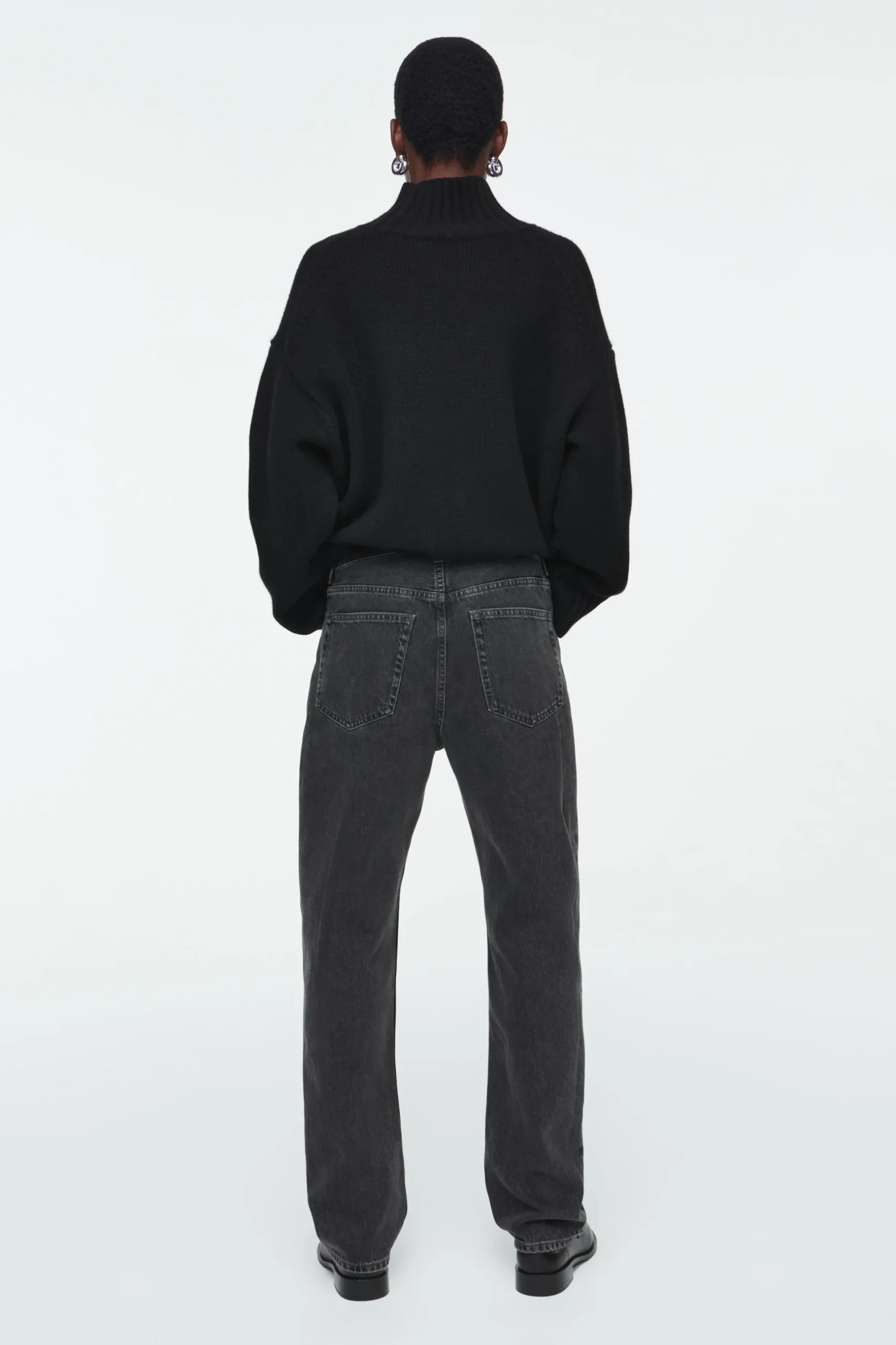 Outlet COS JEANSY „SHIFT” Z PROSTYMI NOGAWKAMI
