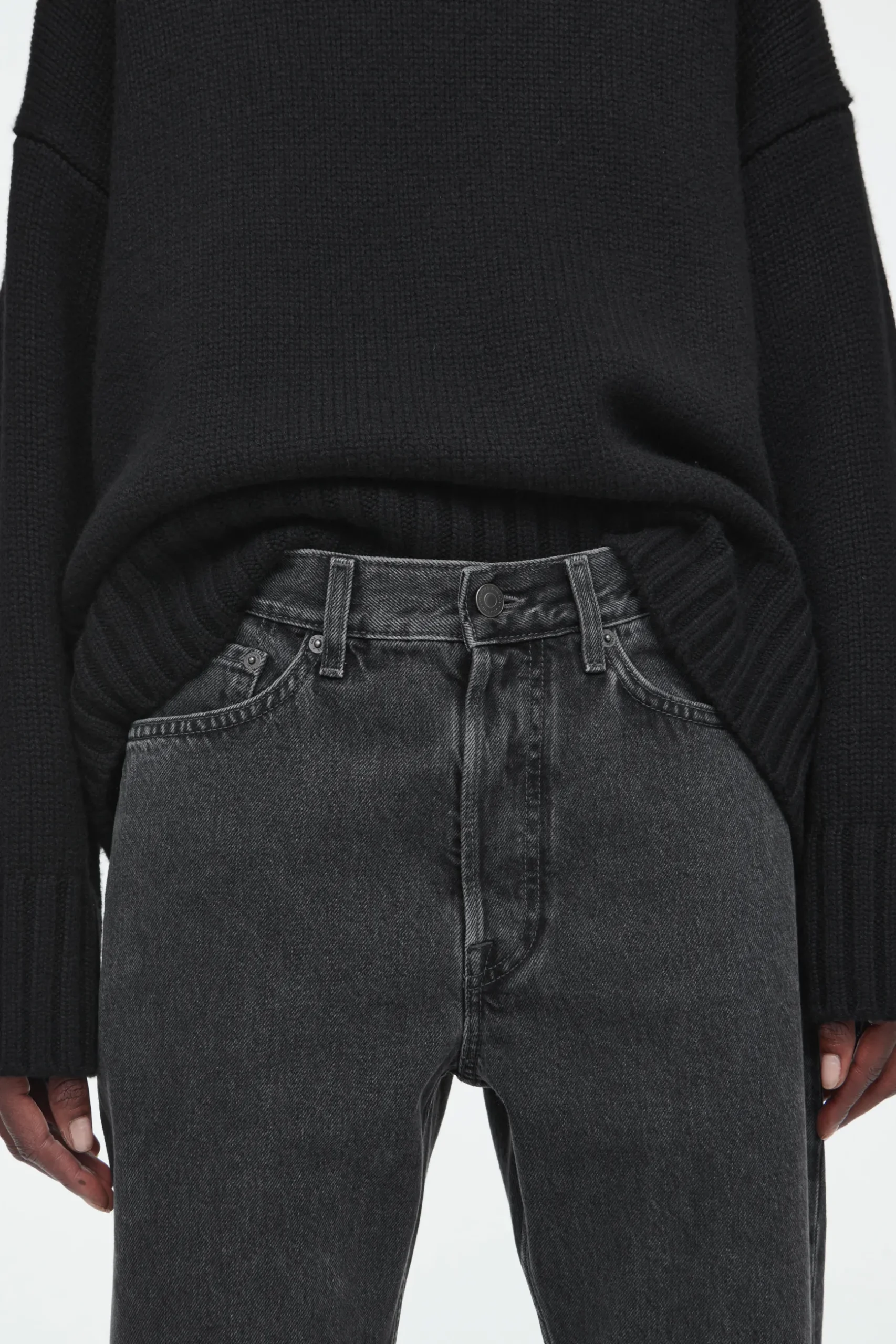 Outlet COS JEANSY „SHIFT” Z PROSTYMI NOGAWKAMI