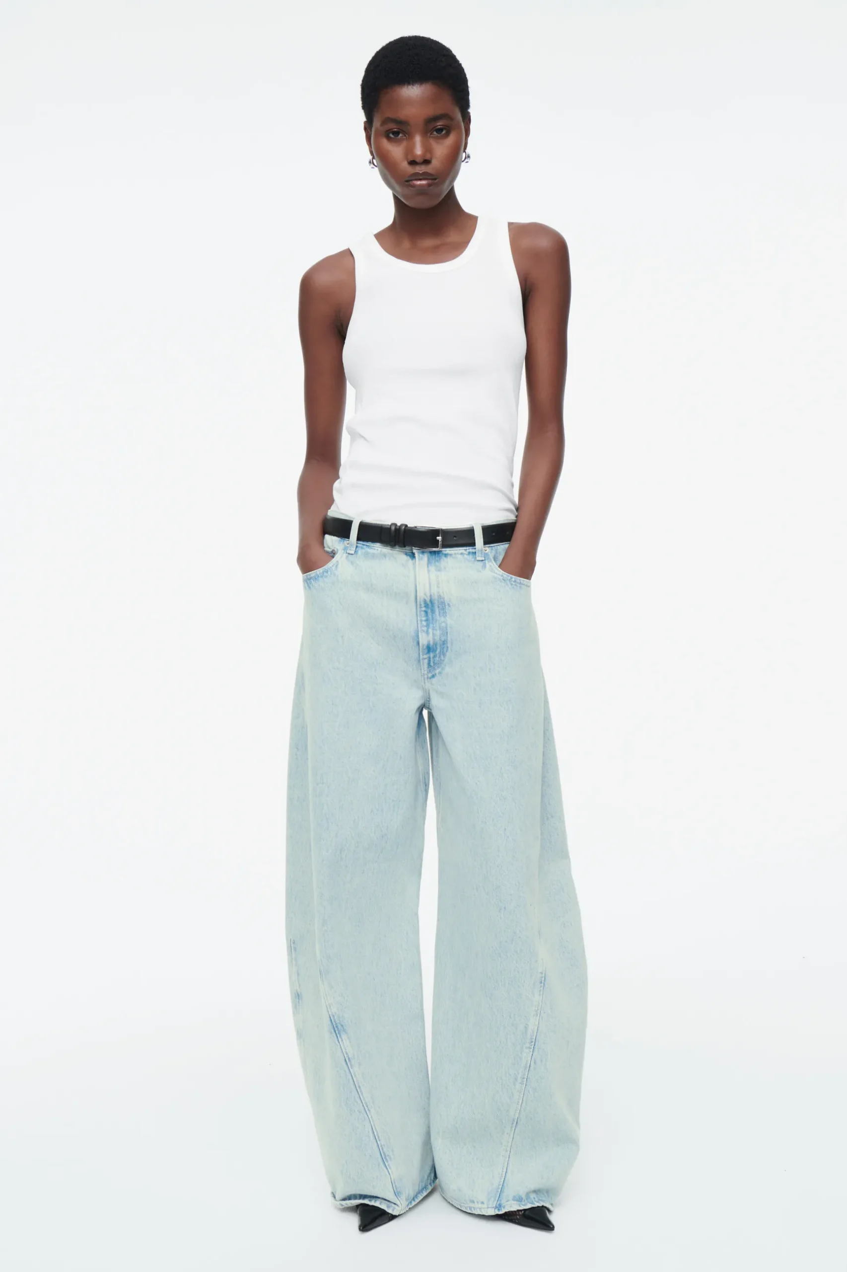 Discount COS JEANSY „TWIST” Z NOGAWKAMI TYPU BARREL