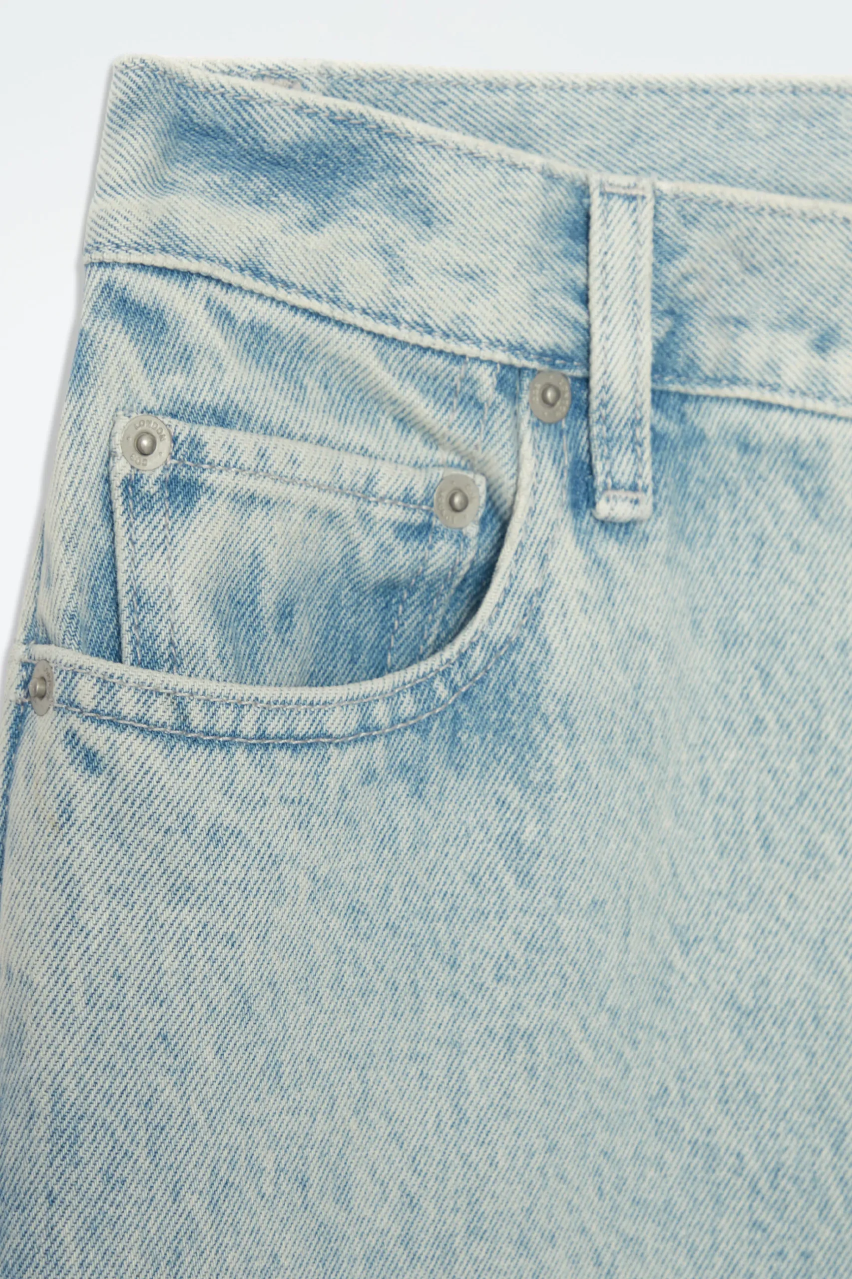 Discount COS JEANSY „TWIST” Z NOGAWKAMI TYPU BARREL