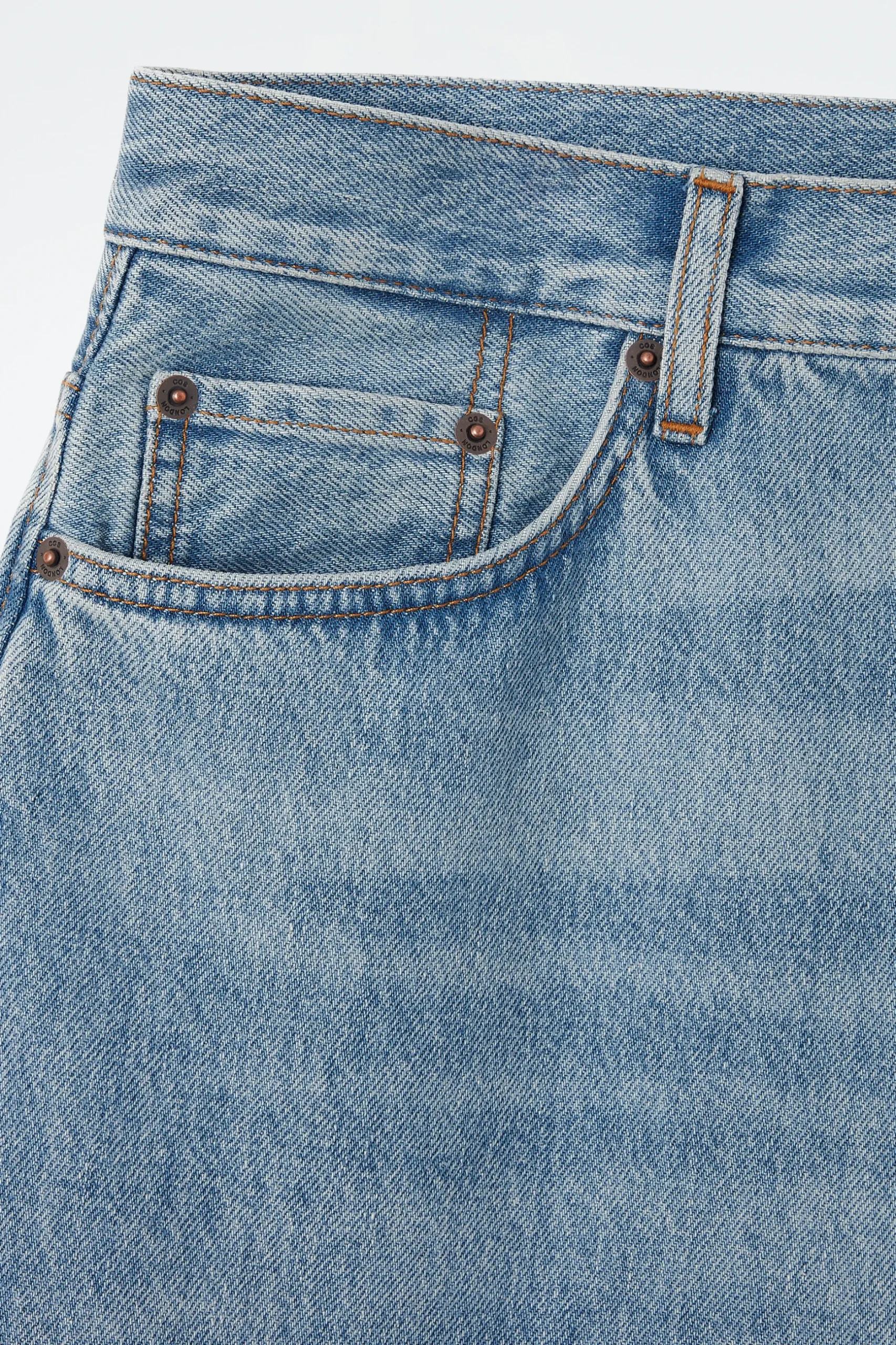 Outlet COS JEANSY „VOLUME” Z SZEROKIMI NOGAWKAMI