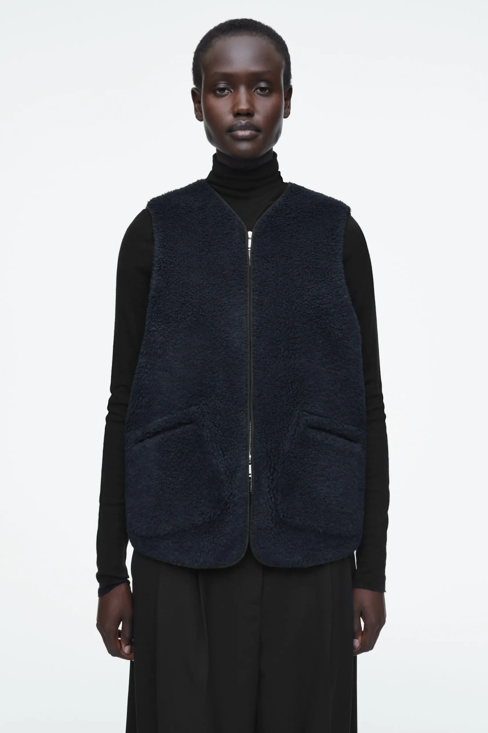Sale COS KAMIZELKA Z IMITACJI KOŻUSZKA – OVERSIZED FIT