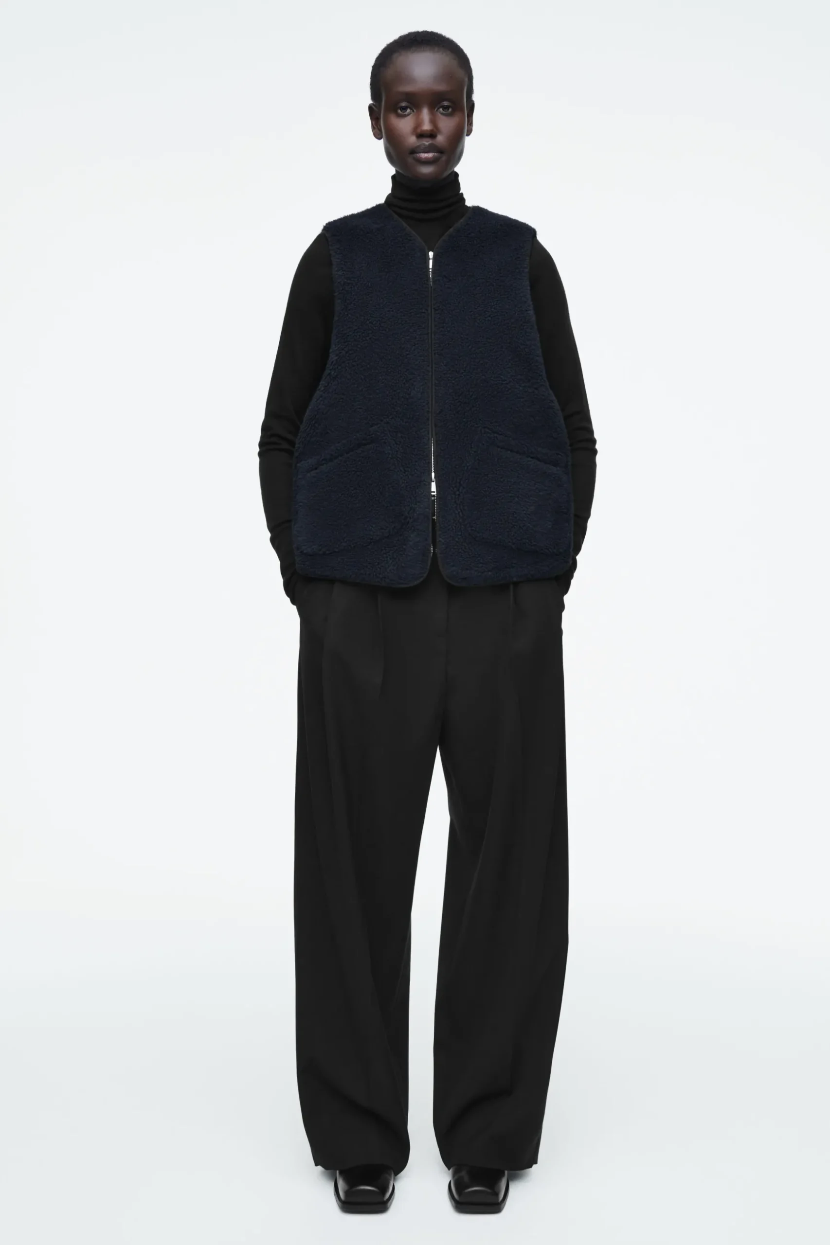 Sale COS KAMIZELKA Z IMITACJI KOŻUSZKA – OVERSIZED FIT