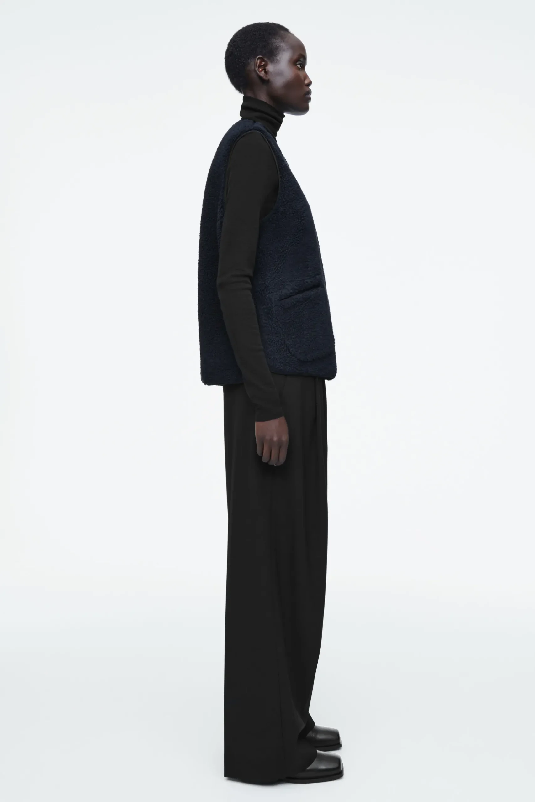 Sale COS KAMIZELKA Z IMITACJI KOŻUSZKA – OVERSIZED FIT