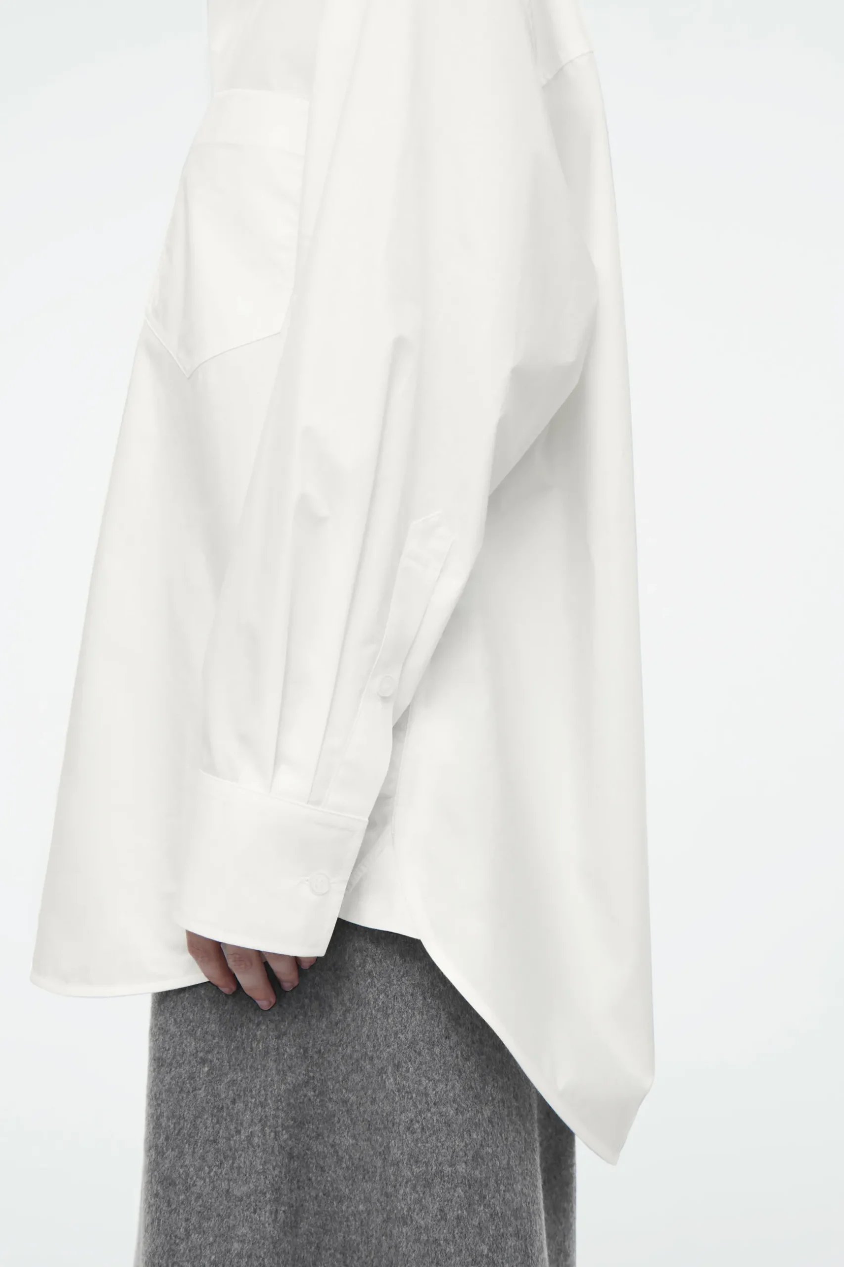Fashion COS KOSZULA OVERSIZE Z ZAKRZYWIONYM DOŁEM