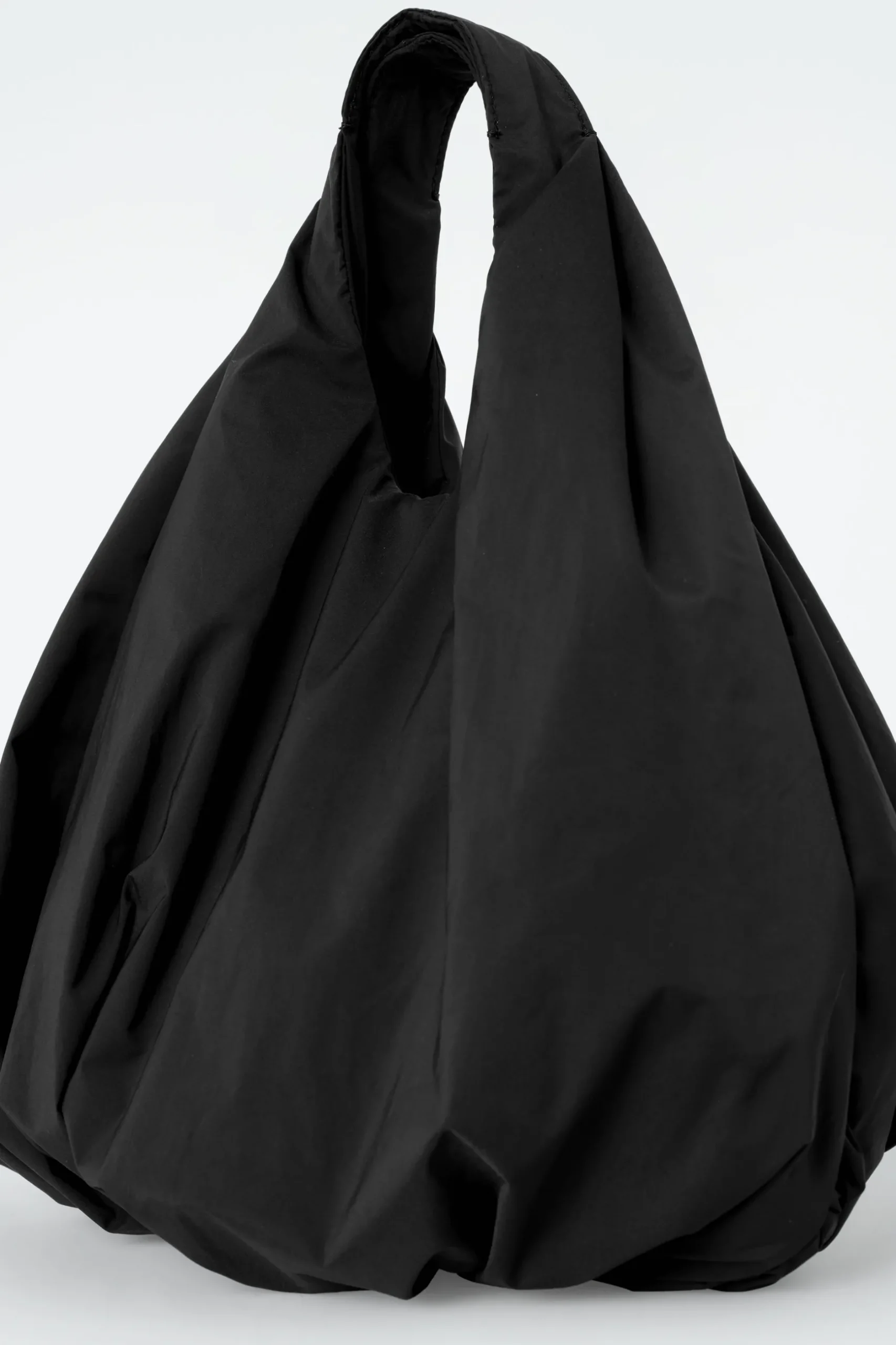 Clearance COS MAŁA TOREBKA „CLOUD” TYPU TOTE Czarny