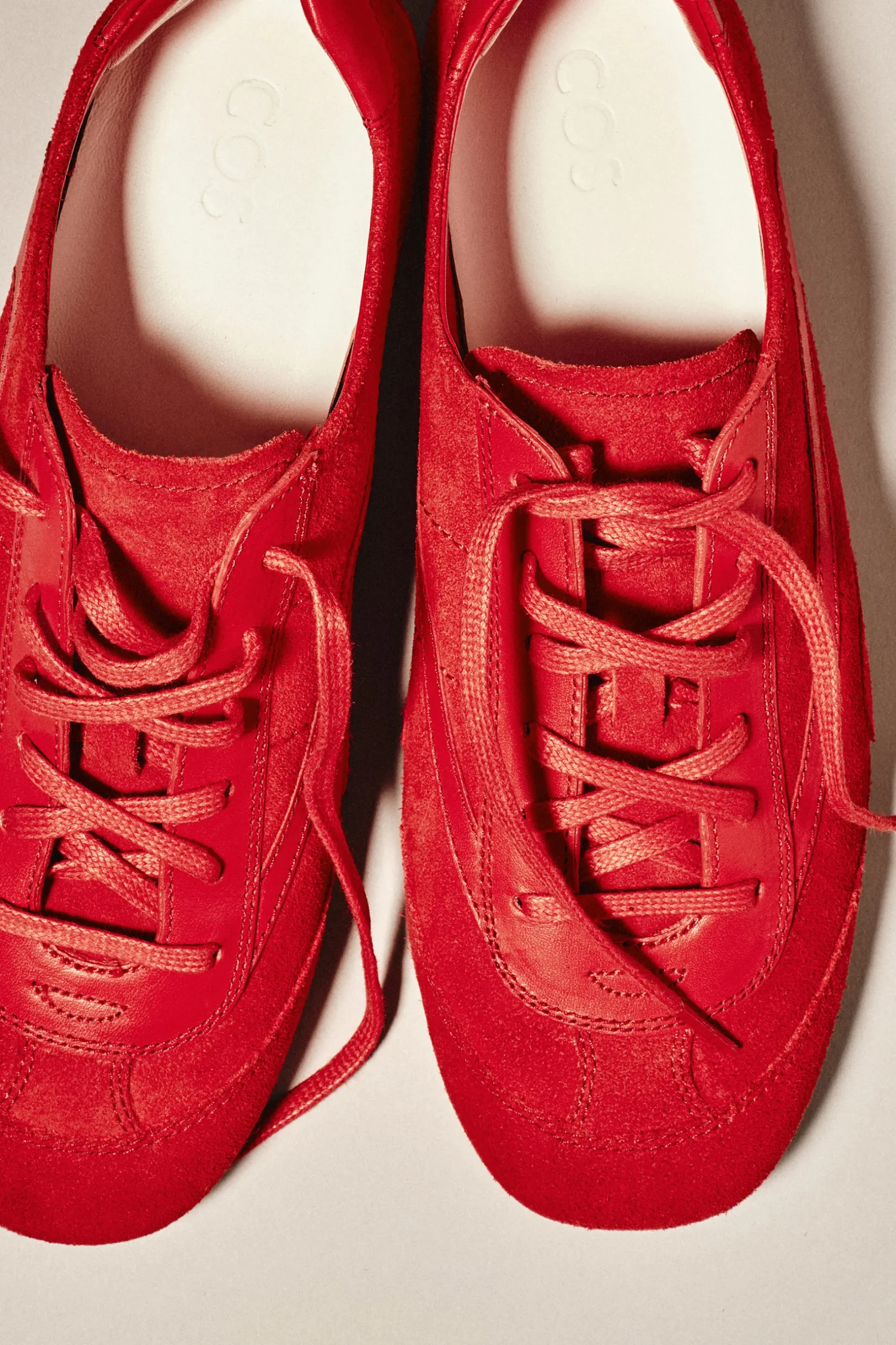 Discount COS MINIMALISTYCZNE BUTY SPORTOWE ZE SKÓRY Karmazynowy