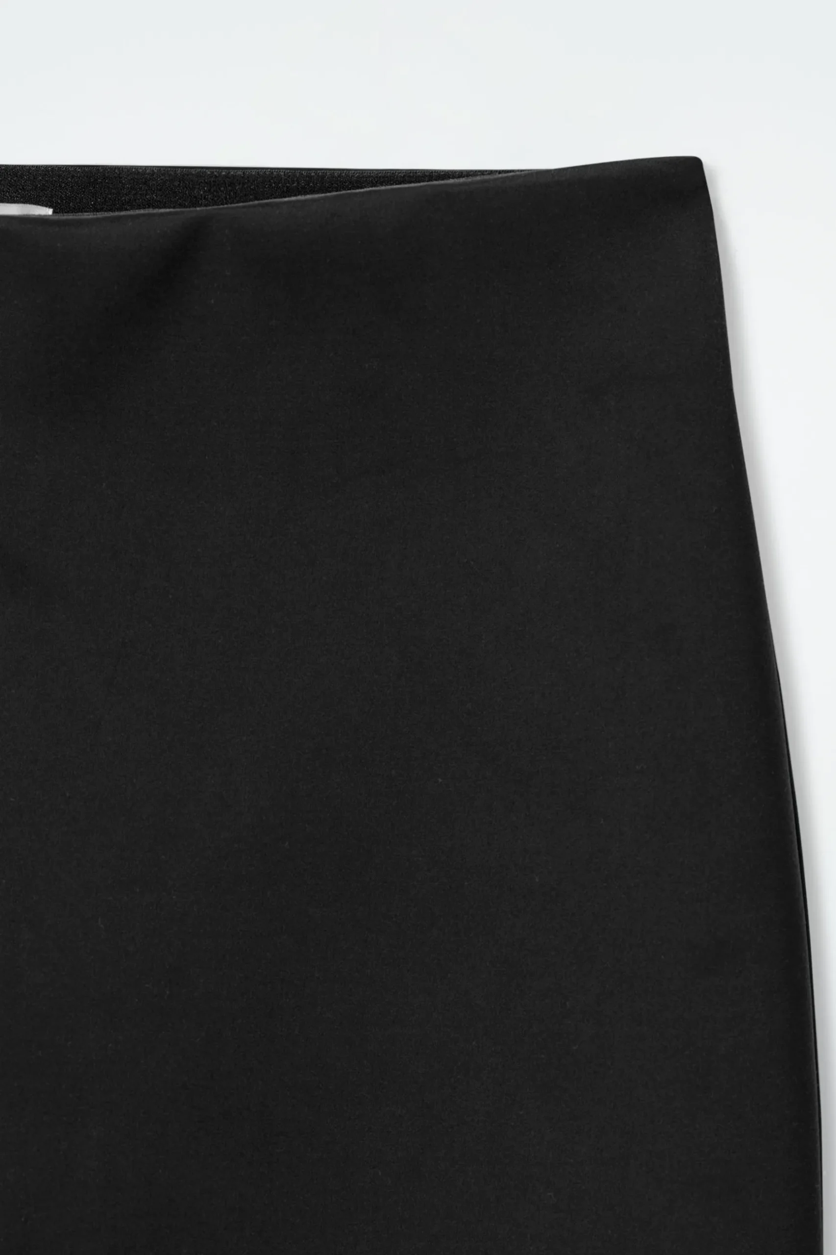 Clearance COS NEOPRENOWE SPODNIE CAPRI