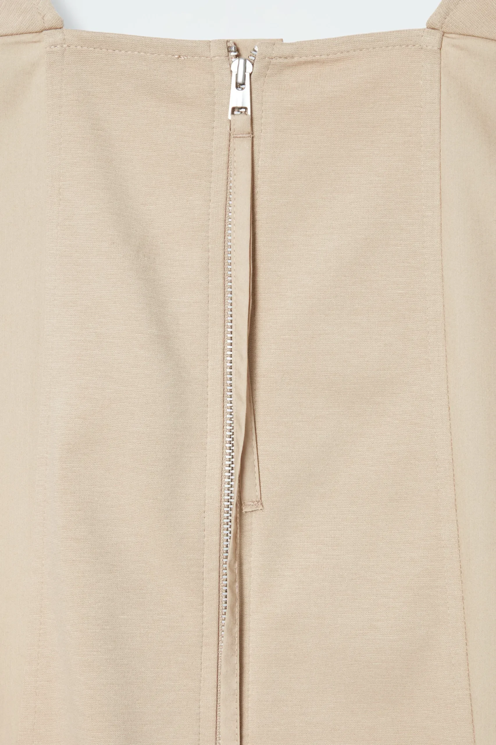 Outlet COS OVERSIZE'OWY KOMBINEZON Z DEKOLTEM W SEREK