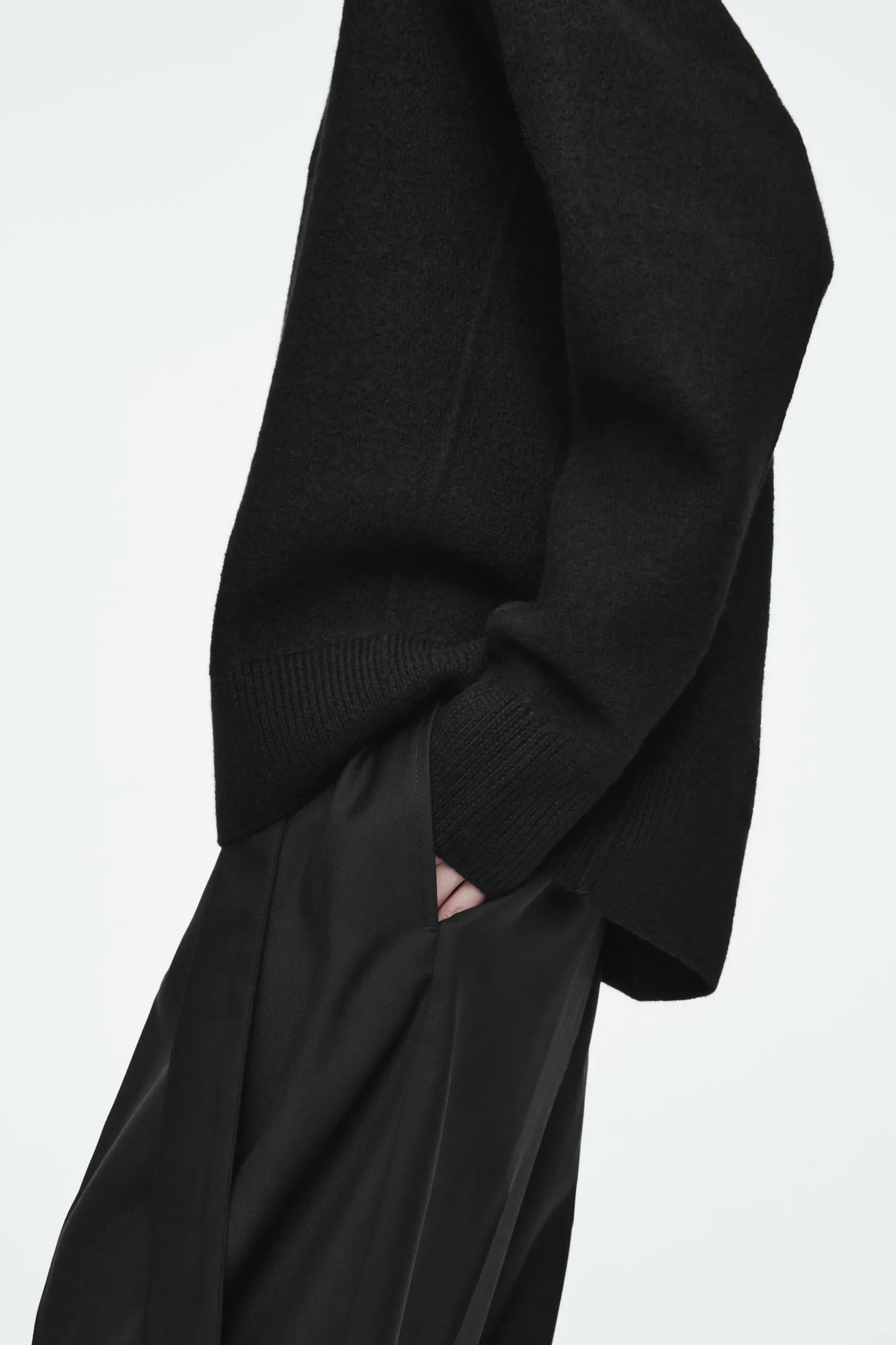 Sale COS OVERSIZE'OWY SWETER Z GOTOWANEJ WEŁNY MERYNOSOWEJ