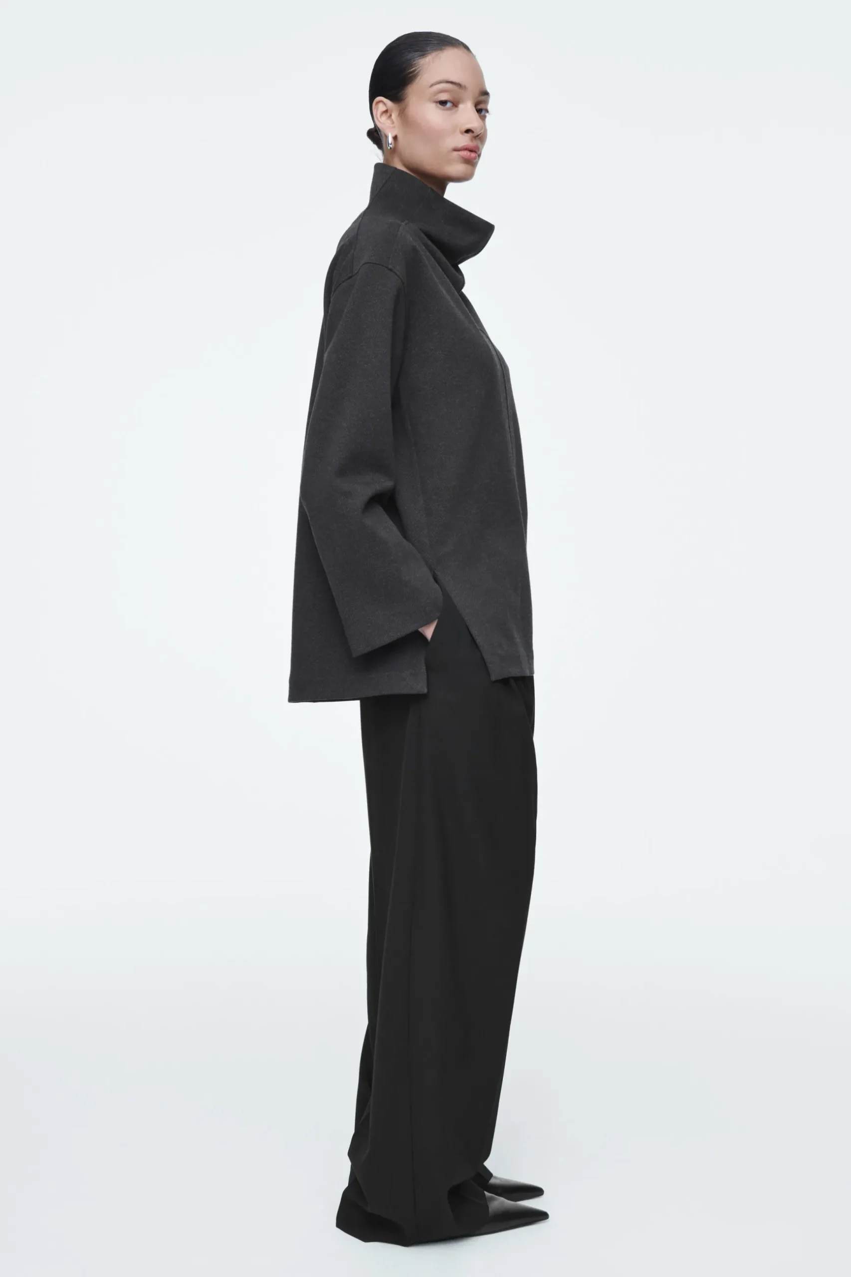 Online COS OVERSIZE'OWY TOP W JODEŁKĘ Z WYSOKIM KOŁNIERZEM
