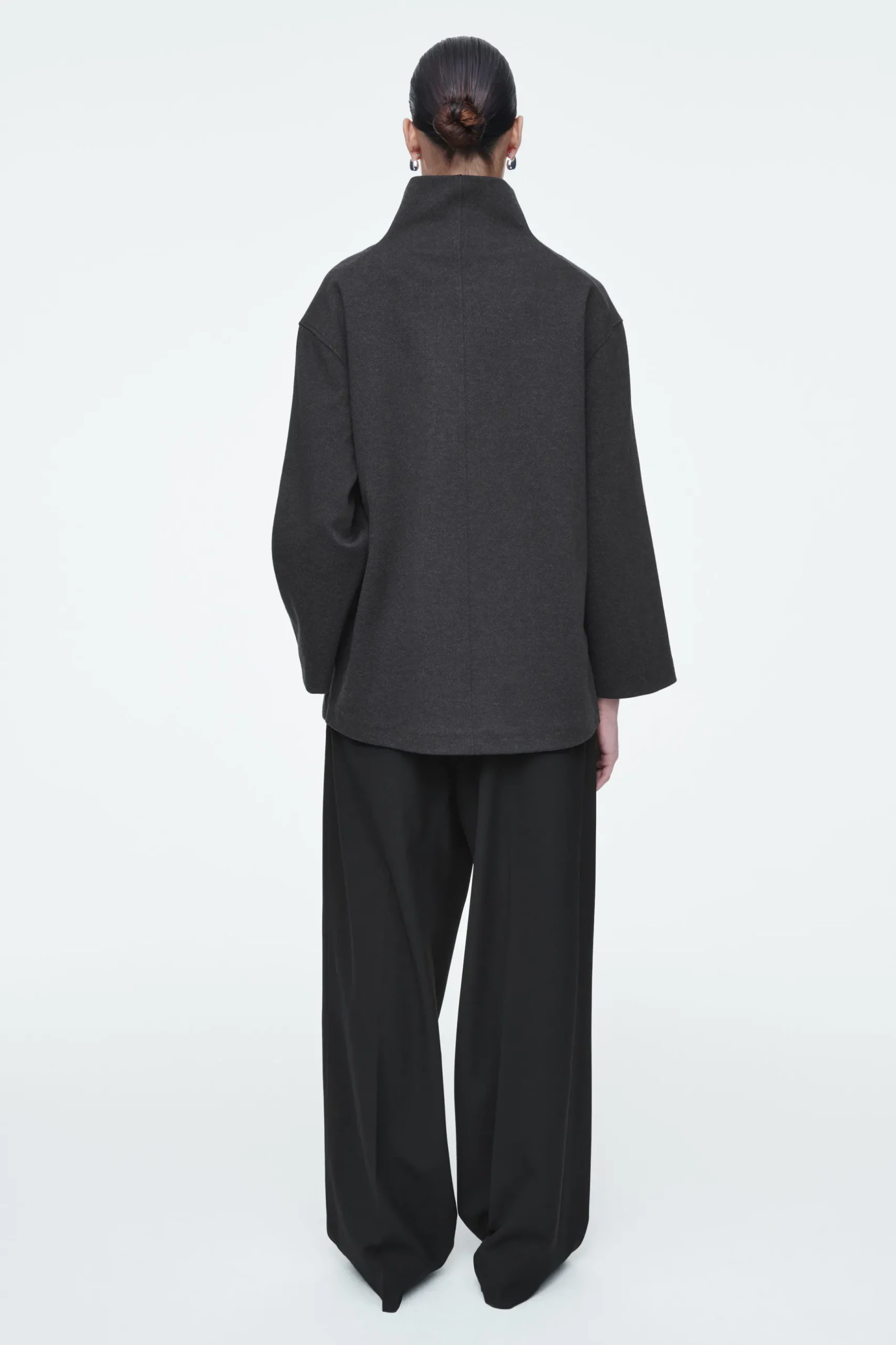 Online COS OVERSIZE'OWY TOP W JODEŁKĘ Z WYSOKIM KOŁNIERZEM
