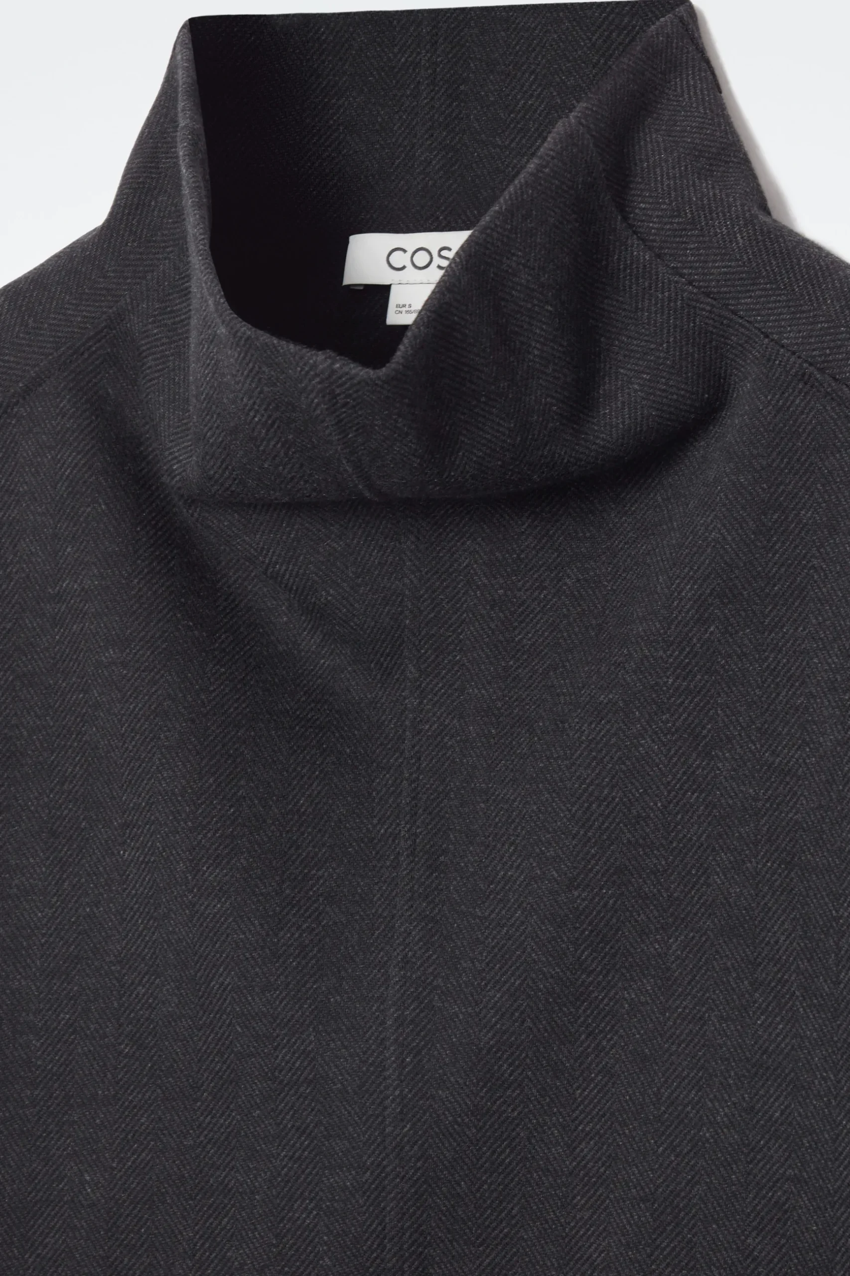 Online COS OVERSIZE'OWY TOP W JODEŁKĘ Z WYSOKIM KOŁNIERZEM