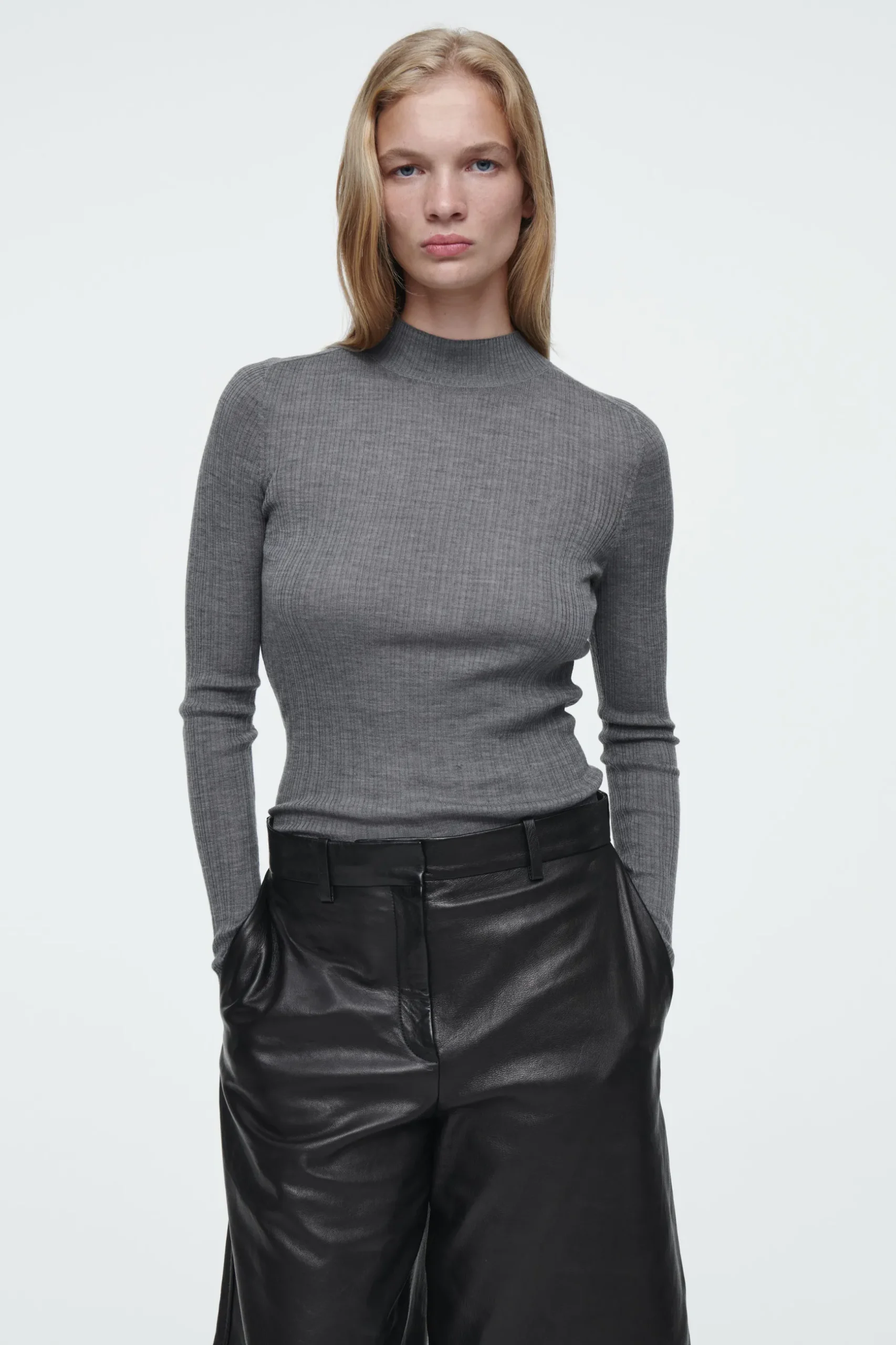Outlet COS PRĄŻKOWANY TOP Z WEŁNY MERYNOSOWEJ