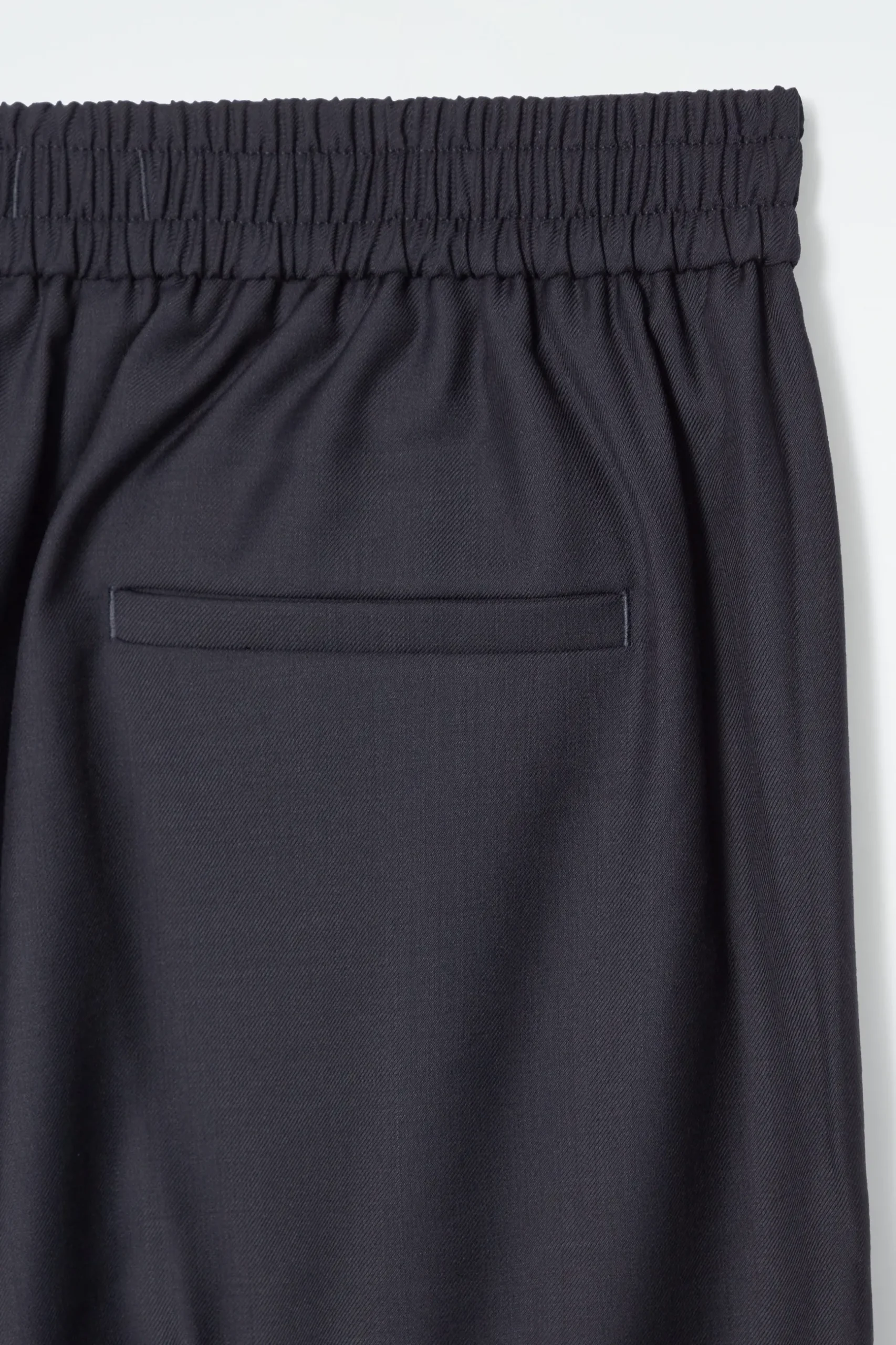 Outlet COS PROSTE SPODNIE Z ELASTYCZNĄ TALIĄ – REGULAR FIT