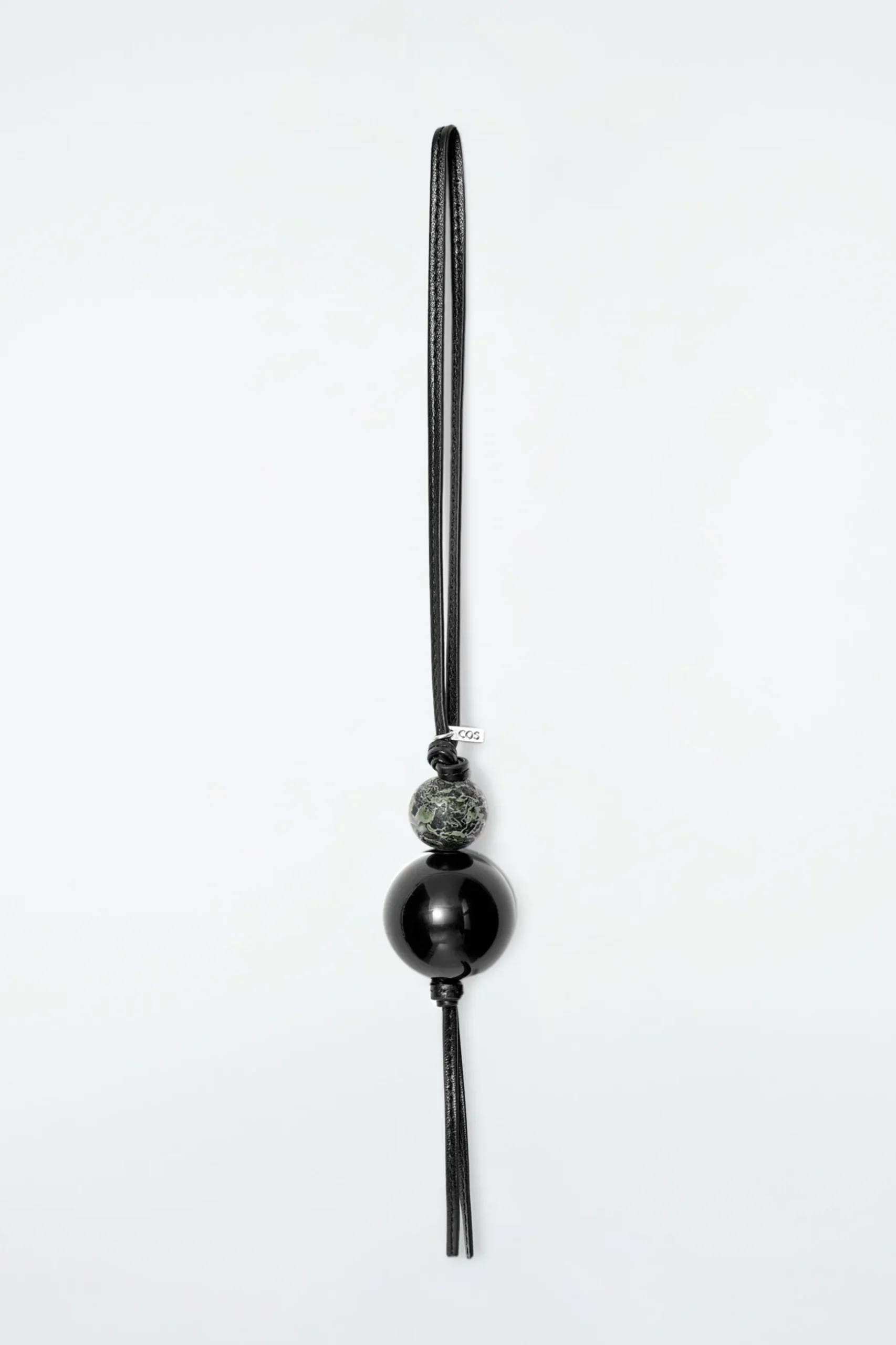 Hot COS SKÓRZANA PRZYWIESZKA DO TOREBKI Z KORALIKAMI Czarny
