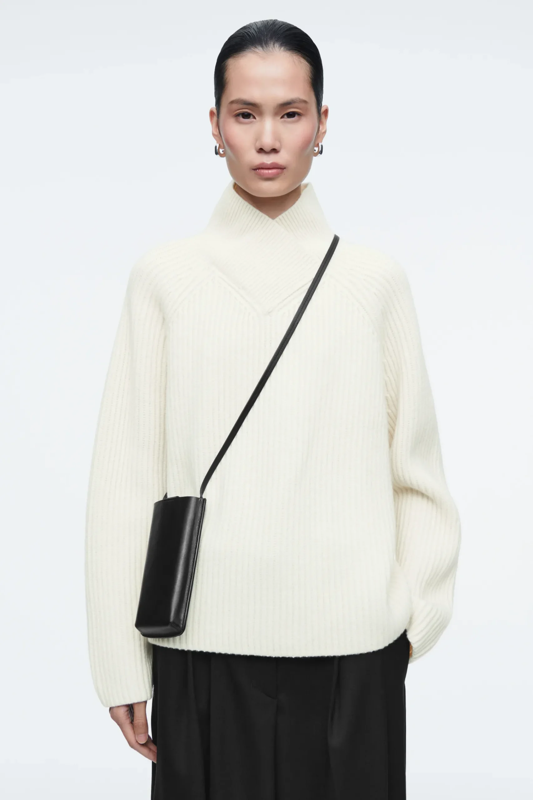 Best COS SKÓRZANA SASZETKA NA TELEFON TYPU CROSSBODY Czarny