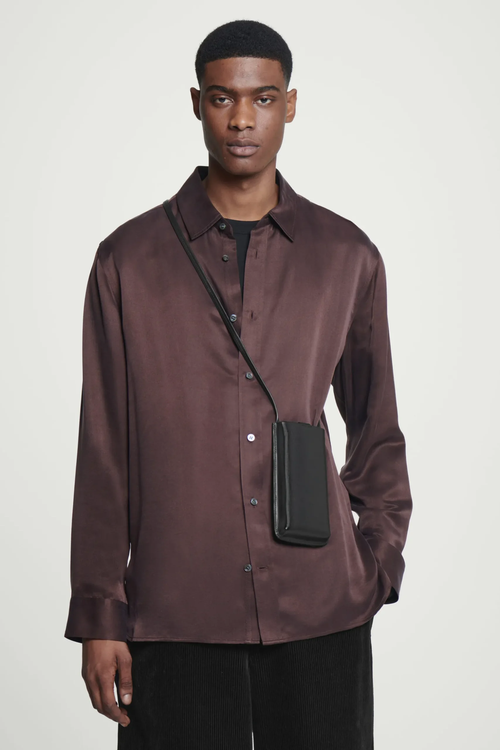 Best COS SKÓRZANA SASZETKA NA TELEFON TYPU CROSSBODY Czarny