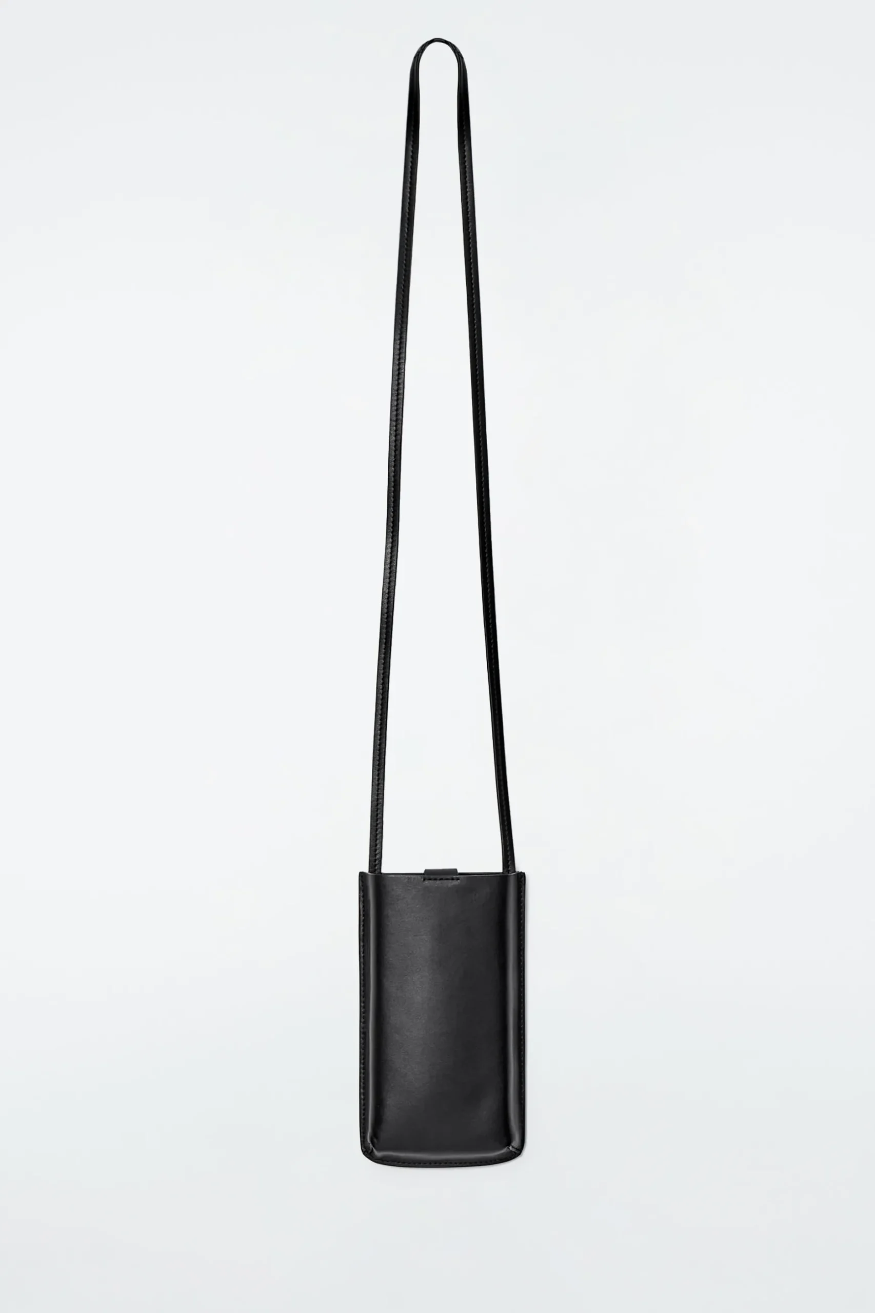 Best COS SKÓRZANA SASZETKA NA TELEFON TYPU CROSSBODY Czarny