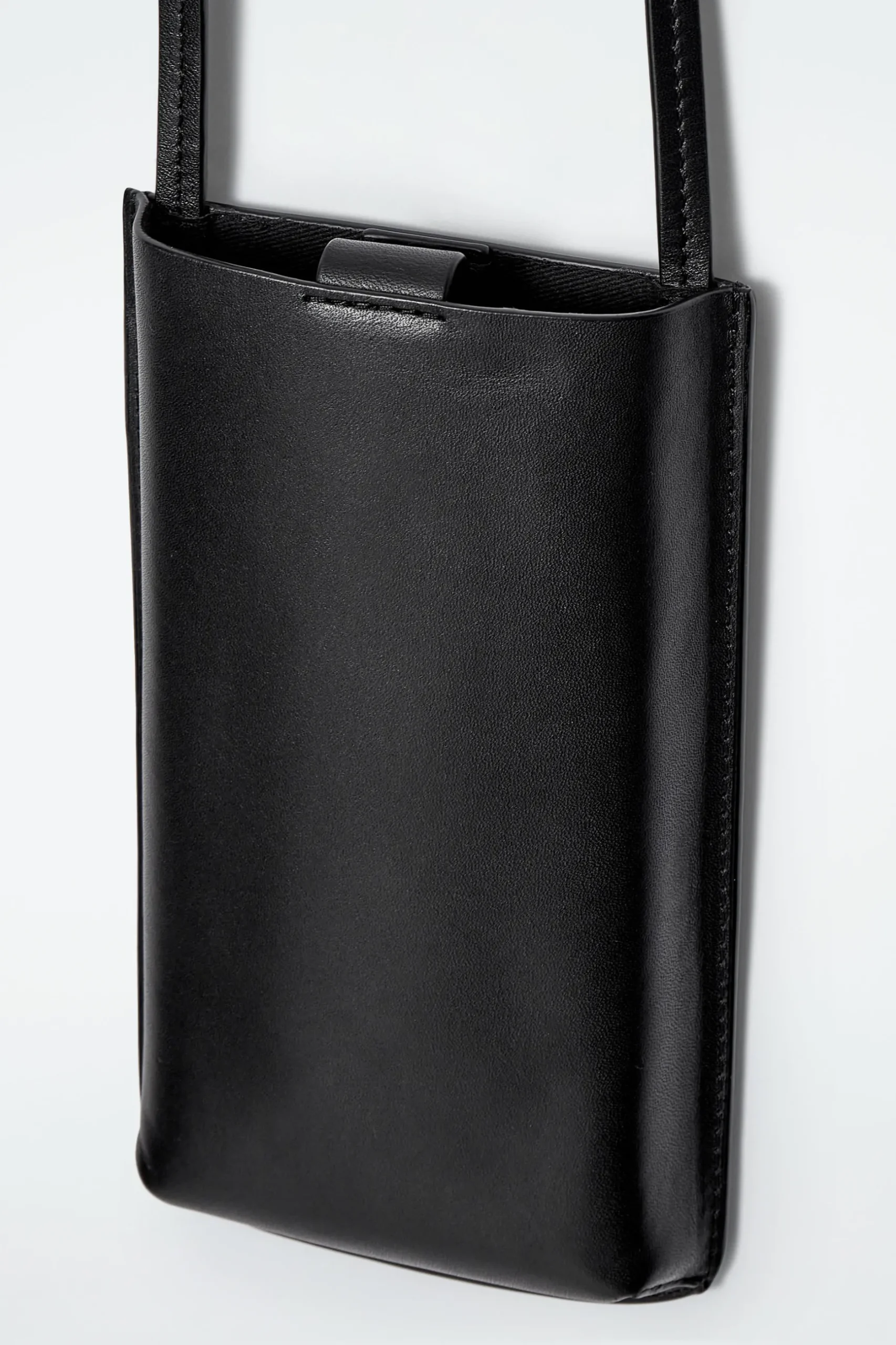 Best COS SKÓRZANA SASZETKA NA TELEFON TYPU CROSSBODY Czarny