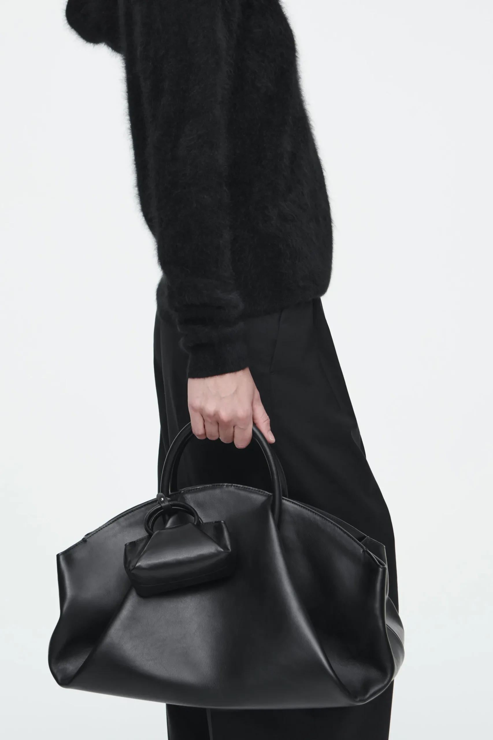 Online COS SKÓRZANA TORBA CROSSBODY FOLD W WERSJI NANO Czarny