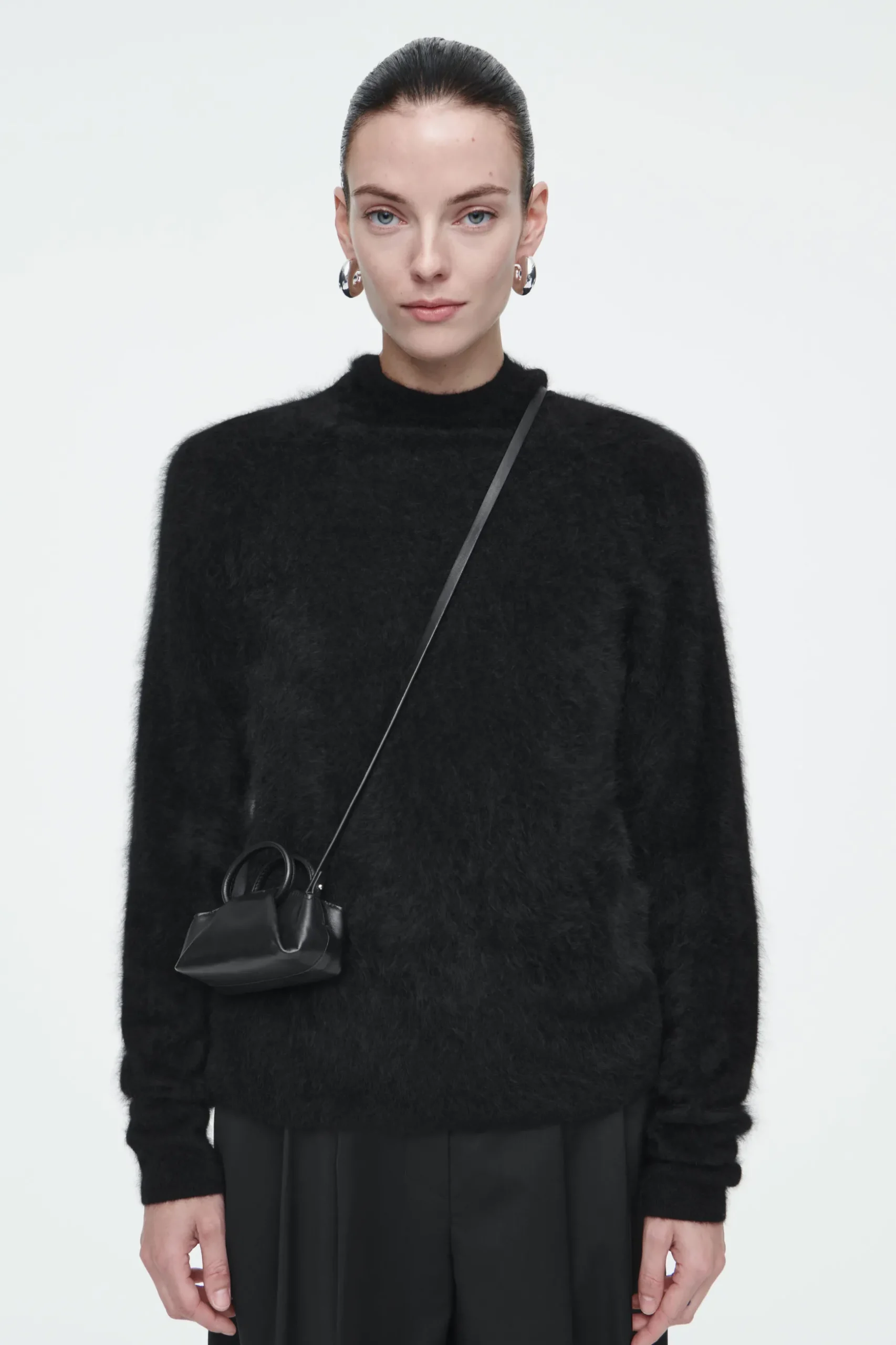 Online COS SKÓRZANA TORBA CROSSBODY FOLD W WERSJI NANO Czarny