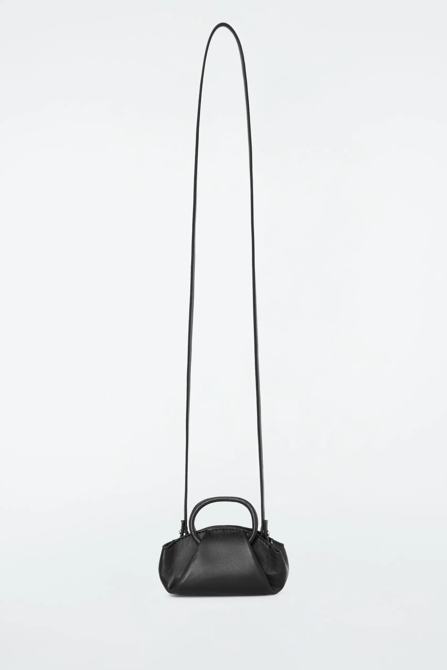 Online COS SKÓRZANA TORBA CROSSBODY FOLD W WERSJI NANO Czarny