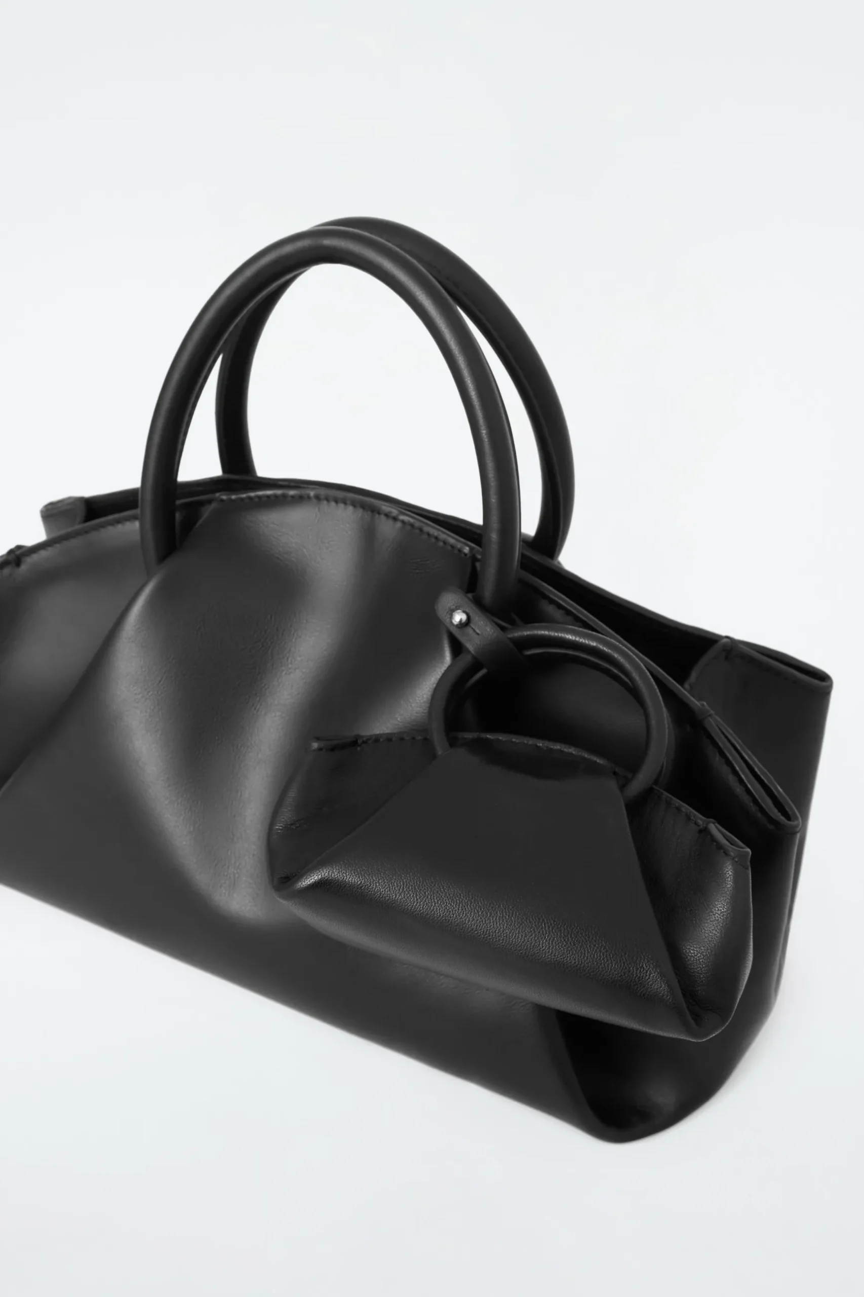 Online COS SKÓRZANA TORBA CROSSBODY FOLD W WERSJI NANO Czarny