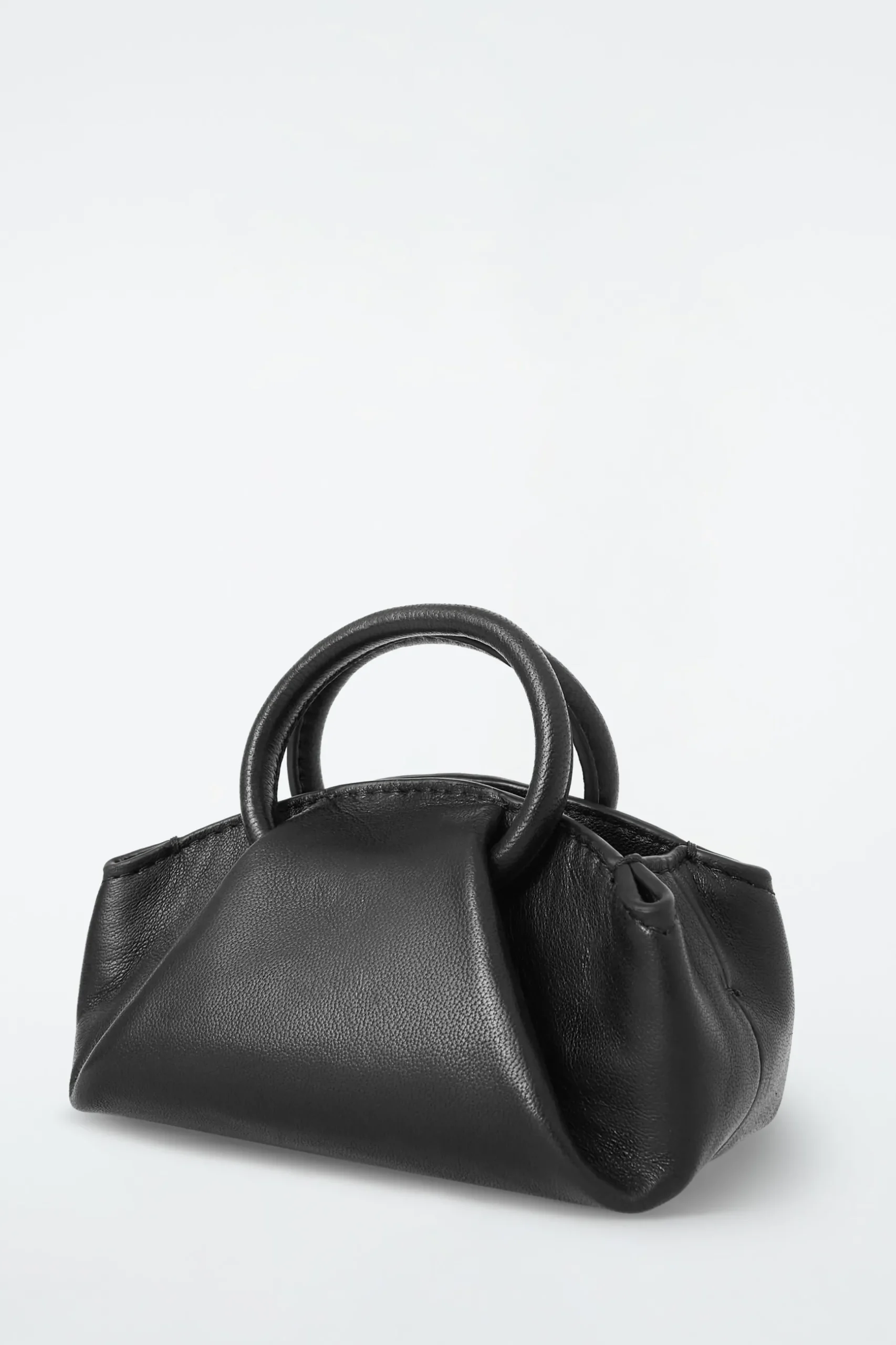 Online COS SKÓRZANA TORBA CROSSBODY FOLD W WERSJI NANO Czarny