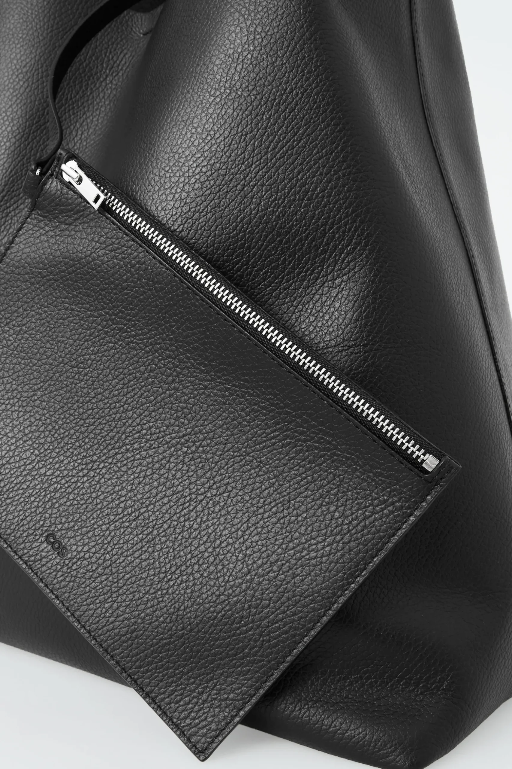 Online COS SKÓRZANA TOREBKA „SERIF” TYPU TOTE Czarny