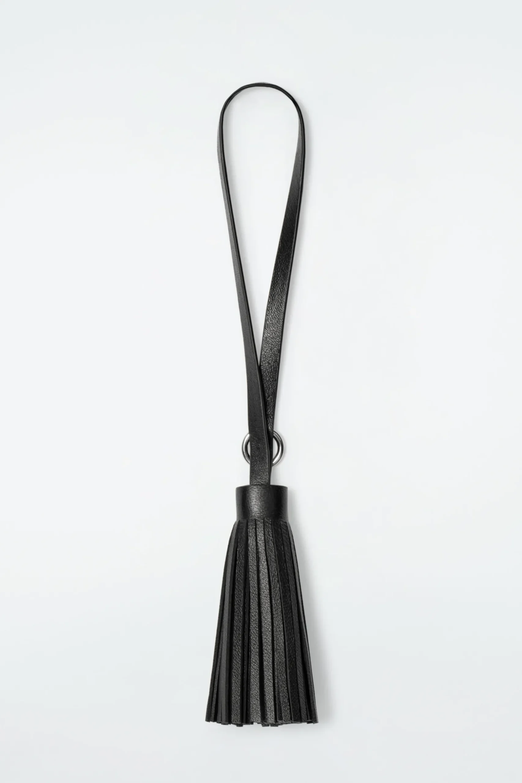 Hot COS SKÓRZANA ZAWIESZKA DO TOREBKI Z FRĘDZLAMI Czarny
