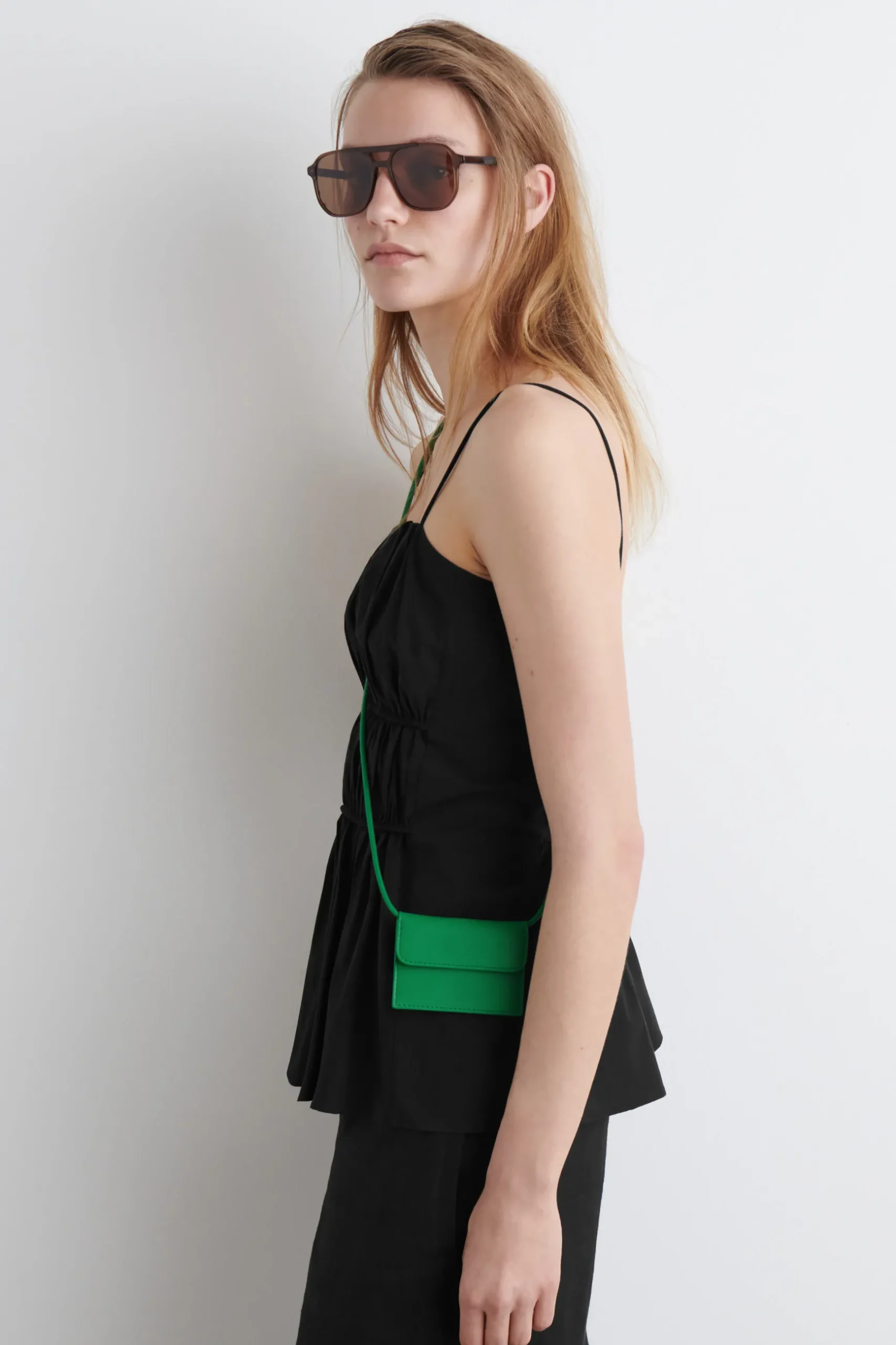 Fashion COS SKÓRZANE ETUI NA KARTY TYPU CROSSBODY Zielony