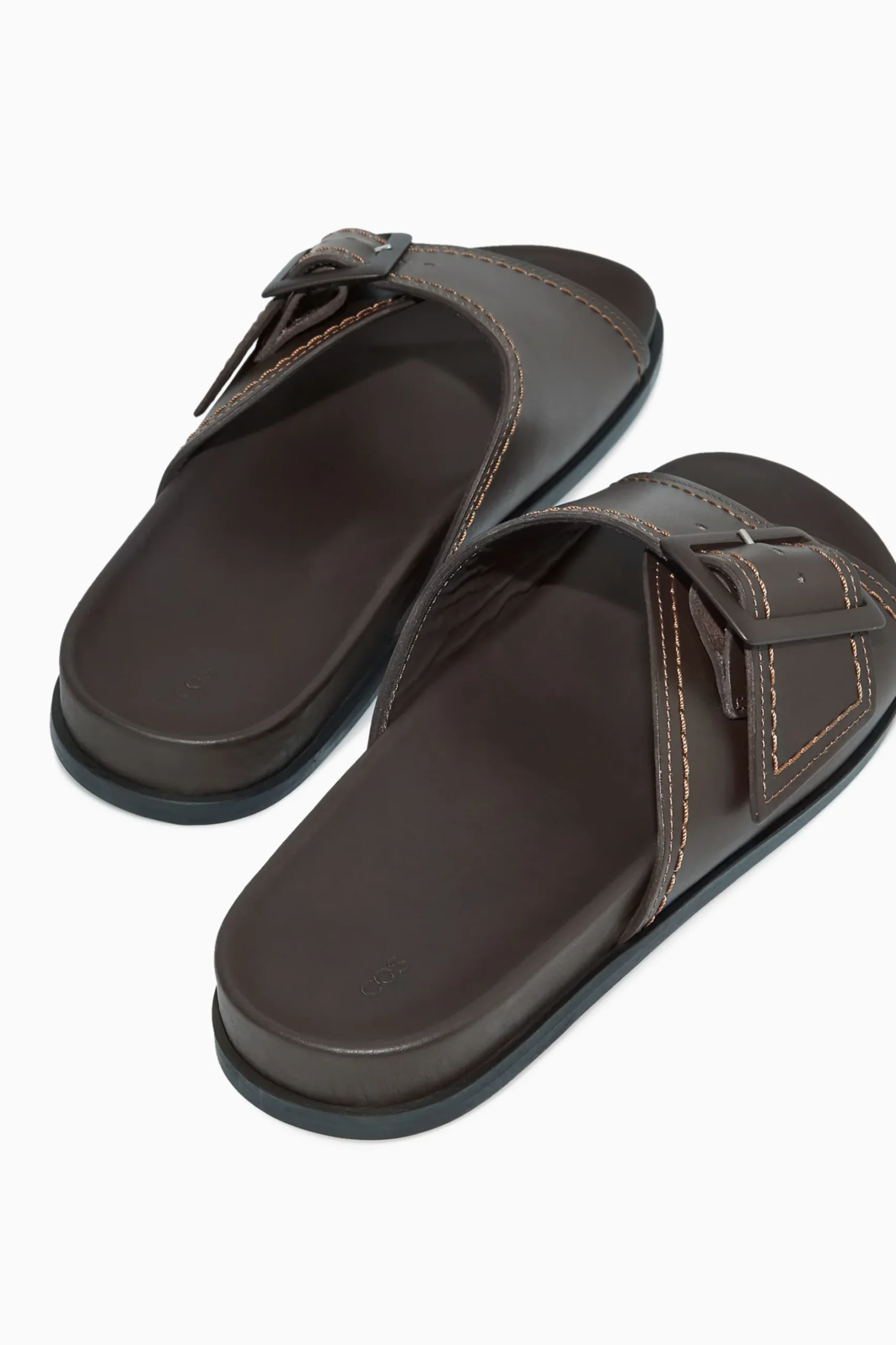 Discount COS SKÓRZANE KLAPKI Z KONTRASTOWYMI PRZESZYCIAMI Brown
