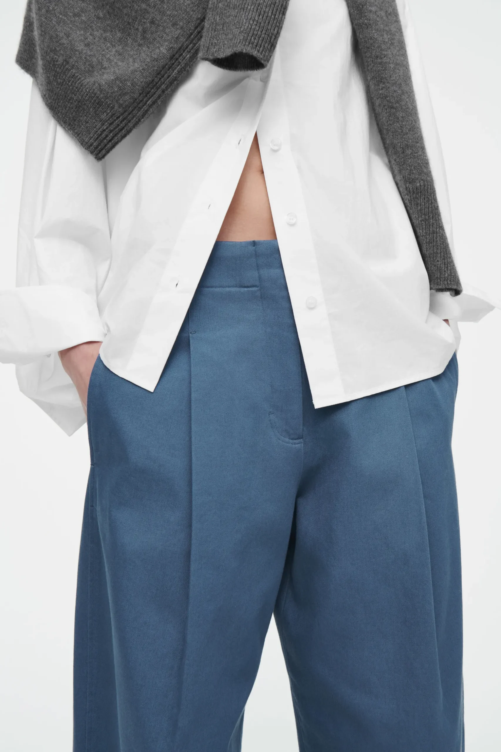 Online COS SPODNIE CHINOS Z NOGAWKAMI BARREL Z KANTAMI