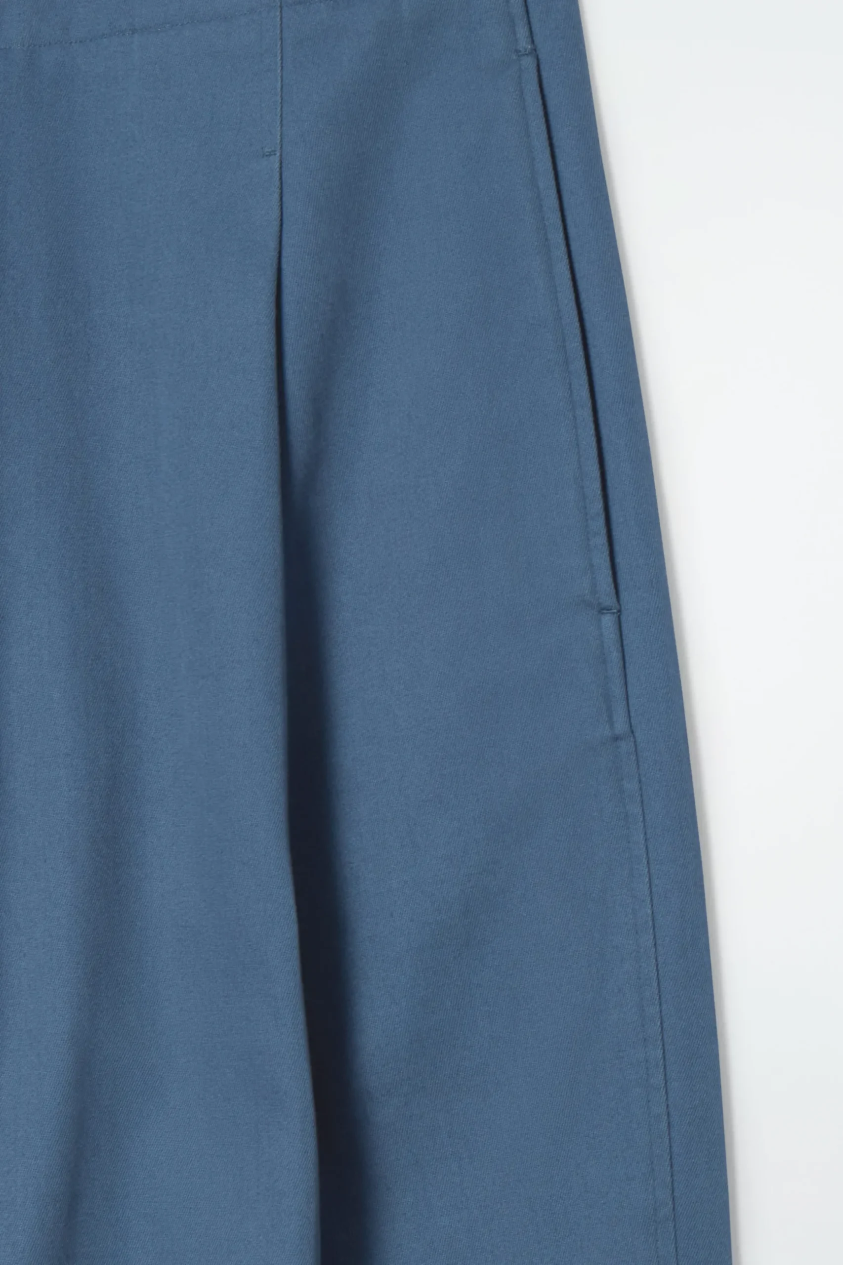Online COS SPODNIE CHINOS Z NOGAWKAMI BARREL Z KANTAMI