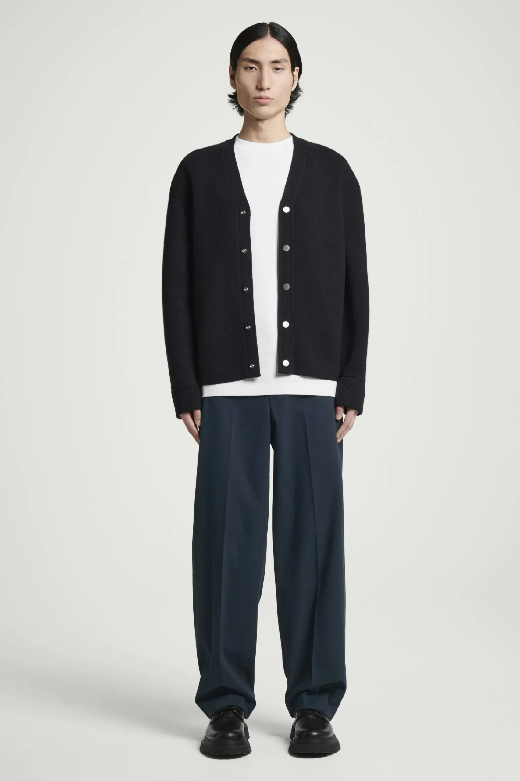 Discount COS SPODNIE CHINOS Z PROSTYMI NOGAWKAMI – RELAXED FIT Granatowy