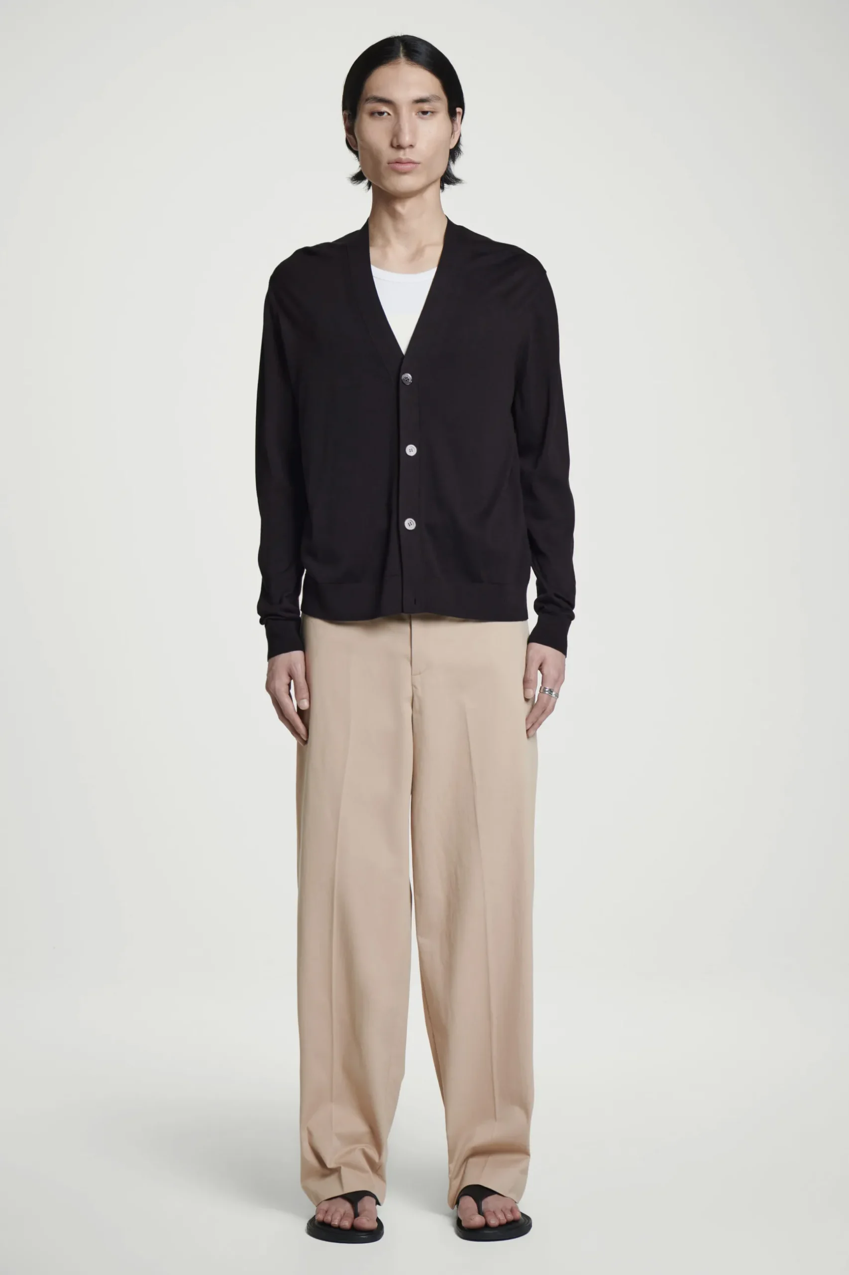 Hot COS SPODNIE CHINOS Z PROSTYMI NOGAWKAMI – RELAXED FIT Beżowy