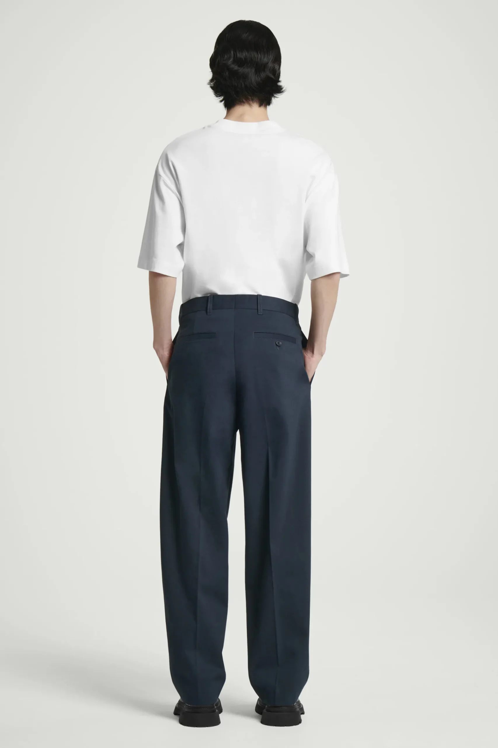Discount COS SPODNIE CHINOS Z PROSTYMI NOGAWKAMI – RELAXED FIT Granatowy